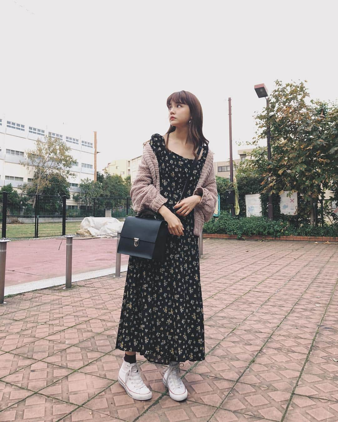 村田倫子さんのインスタグラム写真 - (村田倫子Instagram)「#りんこーで 服がゆるっとな日はコンバースがすき。 あと、バックはかちっと。 onepiece @cocodeal_official  knit @omekashi_pr  sneaker @converse #code #COCOGIRLS_STYLE  #cocodeal #ここに可愛いがある」10月31日 19時41分 - rinco1023