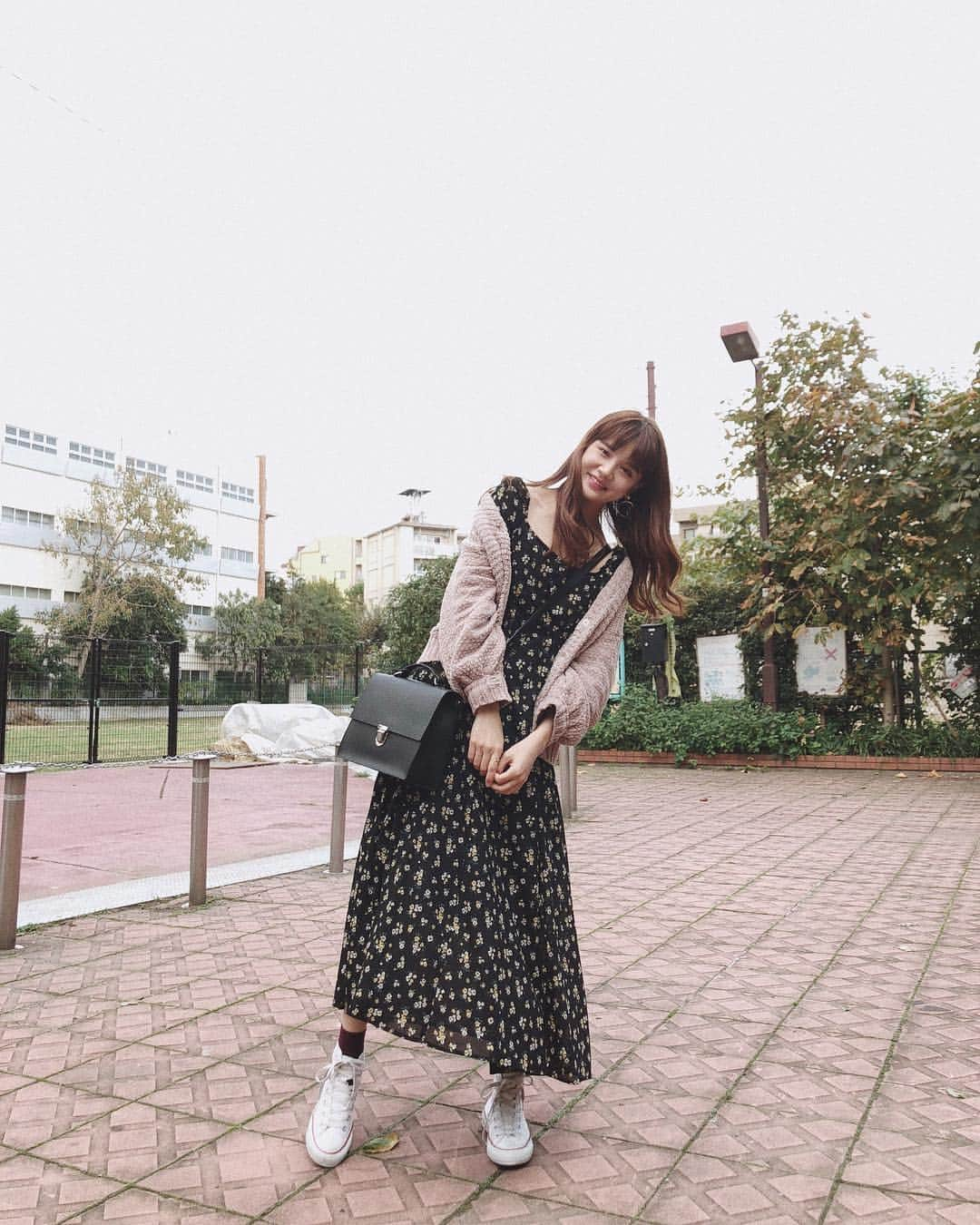 村田倫子さんのインスタグラム写真 - (村田倫子Instagram)「#りんこーで 服がゆるっとな日はコンバースがすき。 あと、バックはかちっと。 onepiece @cocodeal_official  knit @omekashi_pr  sneaker @converse #code #COCOGIRLS_STYLE  #cocodeal #ここに可愛いがある」10月31日 19時41分 - rinco1023