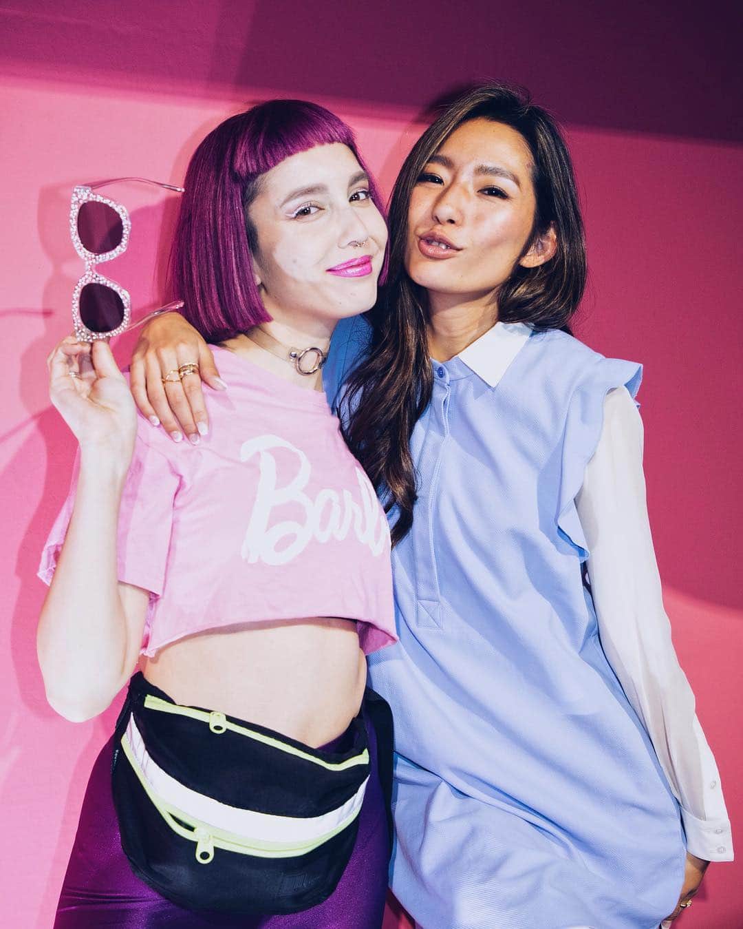 のインスタグラム：「Halloween fashion for @cosmopolitanjapan 🎃 不思議の国のアリスっぽくコーディネートしてみました。イベントに参加した他のみんなのコーデは#cosmopolitanjapan の記事でチェックしてね✨ shirt：#bcbgmaxazria  dress：#stellamccartney  shoes：#TODs ・ #AliceinWonderland #halloween #cosmopolitan」