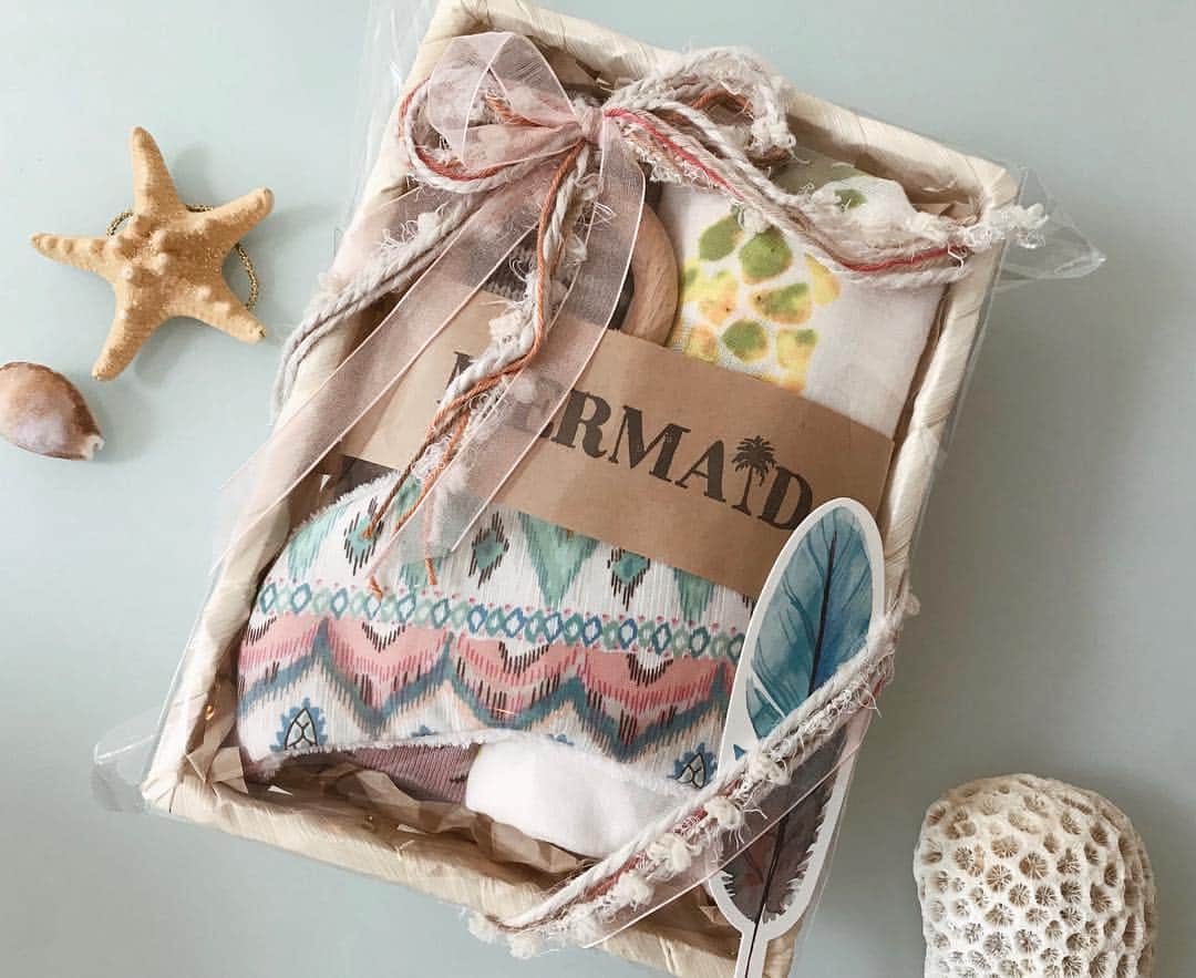 のインスタグラム：「ムッチャ可愛い、出産祝いいただいてしまった👶🏼🎁 可愛すぎて、タイプすぎて、震える😆🤟🏽 特にフィンの形のカシャカシャ音の鳴る歯固め付きオモチャが、、もう、、、🤦🏽‍♀️💓💓💓💓💓. . #海を感じるベビーグッズ #出産祝い #babygoods #mermaid_official_  #presents #sea #お祝い」