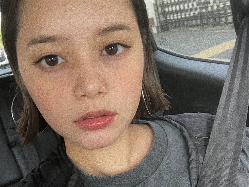 岸本セシルのインスタグラム：「happy Halloween🎃🍭🍪🍫 みんなは仮装しておでかけかな？いいないいな🤣 私も仮装したいっ！💭 今までは、バットマン、チャイルドプレイのチャッキー、ボブマーリーとかやってきたよ🤤仮装って楽しいよね！  でも、毎年大荒れしてるみたいだから気をつけてね🤫  ところで、久しぶりに私服を投稿しました🌼  妊婦なので💦ムクムクの ポンポコリンですが笑。  私も記録として残して みたいと思います😊  私服はスワイプしてね⏩  妊婦の服ってなかなか 難しいよね🙁 でも、好きなの着たいから今までとそんなに変わらないよー！ ほとんど、出産後でも着れるものを買ってる✨ 買い足したのはUNIQLOのマタニティーデニムとかくらいかも🙌ブルーとブラックの２色買いをしました！  Tシャツ、デニム、スニーカー。カジュアルでメンズライクな日は、赤リップと大きめのイヤリング💄  それと小さめのバック。  オーバーサイズのキルティングコートは軽くてあったかくて今年も沢山使えます✨  キャップは今年買い足したアイテムで、ボアになってるのー！可愛いからまたupするね😜  私服全部タグつけしてます！  この日は旦那とおでかけ🐻 私がハマってる ひな野のビュッフェ🥦で たらふく食べて(野菜が沢山とれる😍)、映画を観たよ🎬  そんな一日。  #ルー妊婦コーデ #ちゃんと続くかしら」