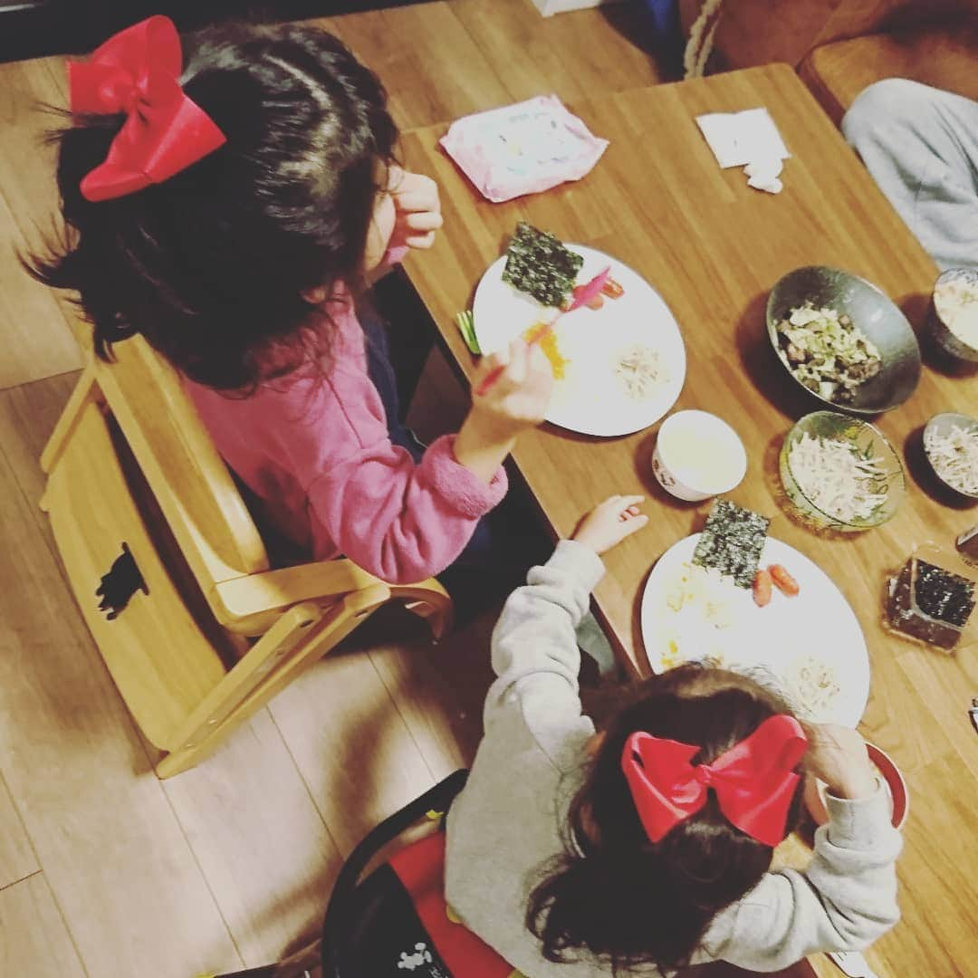 西山茉希さんのインスタグラム写真 - (西山茉希Instagram)「帰宅後のリボンズ。  友がくれたミスドのおかげで、 食後にハロウィンらしさがプラスされた。  ありがとふ。  #食後のお風呂タイム #最後に食べる母は取り残され #全て食べ終えて洗い物 #流れる曲のエンディング感 #キッチンおばさんの孤独感を引き立てないで  食後のタイミングで炊けたそぼろご飯は、 タッパに入れて明日からのストック飯へ。  曲が余りにも哀しくて笑えた夜。  さぁ寝よう。」10月31日 20時21分 - maki.nshiyama50