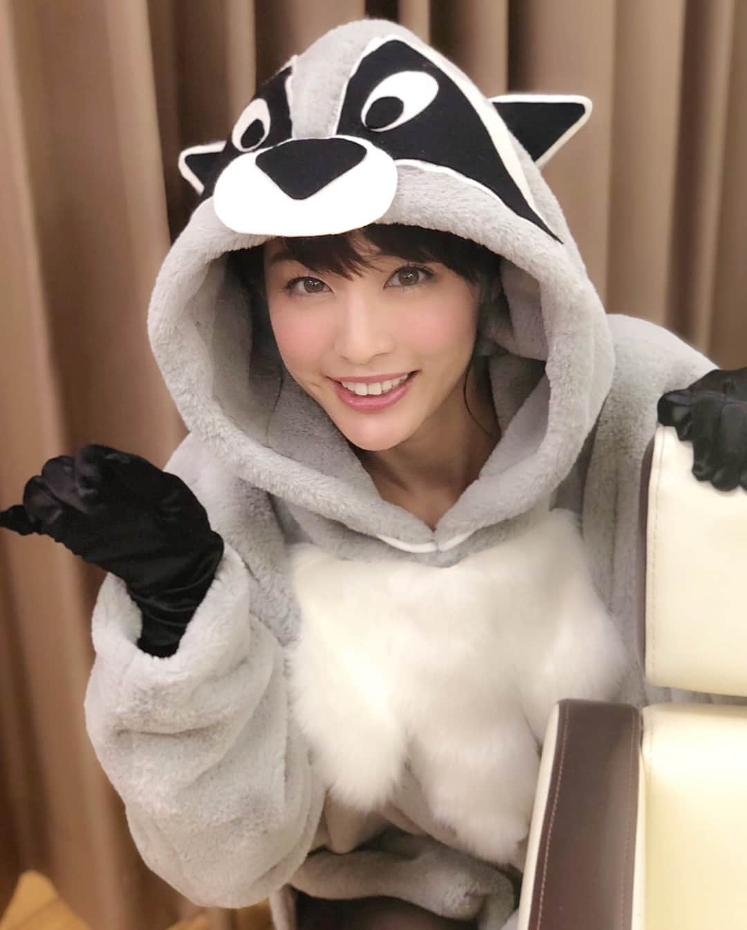 新井恵理那さんのインスタグラム写真 - (新井恵理那Instagram)「ハッピーハロウィーン♪今年は新井、アライグマになりました(*^ω^*)笑 ディズニーハロウィンに行きたかったのでポカホンタスのミーコに変身できるようにフェルト切ったり貼ったりして準備してたんだけれど、行けませんでした(*´-`)でも最近、赤坂に姿を現したニュースもあったので、結局、今年も世相仮装ということでもいいかな？(*^ω^*)笑 「ミーコ、花をプレゼントするの巻」 ひょっこり！→ポカホンタスに会うのにプレゼントがないな〜よし、お花を摘もう！→こっちかな！→あった〜→いい香り〜♪→喜んでくれるかな？→待ってるけど来ないな、、→ちょっと来て！あなたにあげる( ＾∀＾) #ハロウィーン #仮装 #アライグマ #ポカホンタス #ミーコ #新井恵理那」10月31日 20時31分 - elina_arai