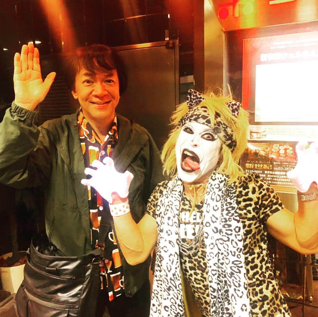 河崎実さんのインスタグラム写真 - (河崎実Instagram)「ジャガーさんがゲスト出演する仮面舞踏会に行ったよ。写真はジャガーさんでなくハローチーターさん #ハロウィン #ハローチーター #ジャガーさんベスト盤いいよ #俺はジャガー星人カッサーキ」10月31日 20時58分 - kawasakiminoru