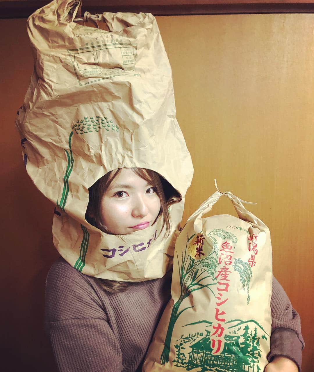広野あさみのインスタグラム：「Happy Halloween!! 今宵はハロウィンという事で、 今日は家で1人、米になりました。 というのも、私の姉ゴリラ🦍 @fumika_hoshino から魚沼産コシヒカリが届いたのです!!! 去年食べて衝撃を受け絶対毎年頼もうと誓ったお米。 This is best of rice in my life.😎 そして星野文香が骨太で元気な太陽みたいな娘なのもこのコシヒカリのお陰な気がします。  @fumika_hoshino の トップページから購入できます！ https://uonumahoshinonousan.com/ 1kgから売っているのでプレゼントにもおススメです^_^ ※米袋を肩にかけるのがトレンドです👜 #久雄ありがとう #星野久雄 #星野文香 #コシヒカリ #新米 #激ウマ」