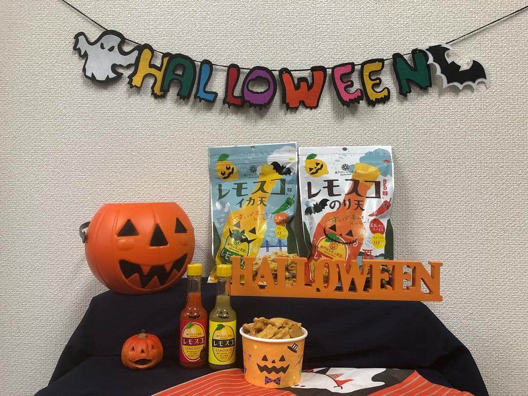 瀬戸内レモン農園さんのインスタグラム写真 - (瀬戸内レモン農園Instagram)「👻Happy Halloween🎃  レモスコや、イカ天にシールの顔を貼り付けて ハロウィン仕様に🎃👻 .  #レモスコ活動 #レモスコ  #ハロウィン#Halloween#ハロウィンパーティー#レモスコ味イカ天#レモスコRED味のり天#レモスコレッド #ジャックオーランタン」10月31日 20時55分 - yamatofoods