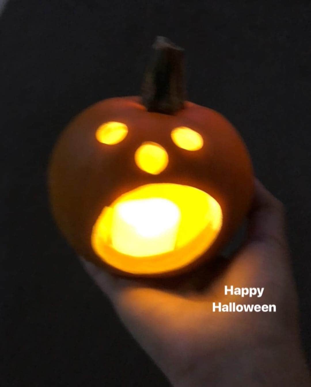 柴田紗希さんのインスタグラム写真 - (柴田紗希Instagram)「Happy Halloween♡♡♡ 素敵なハロウィン過ごせたかな？ なんだかんだ去年まではお仕事で仮装してたなぁ🎃 今年はsnowさんに目をブルーにしてもらったよなかなか良いじゃないか！ 癒されるかぼちゃさんで気分高めたさかわいいなぁ #happyhalloween」10月31日 21時24分 - shibasaaki