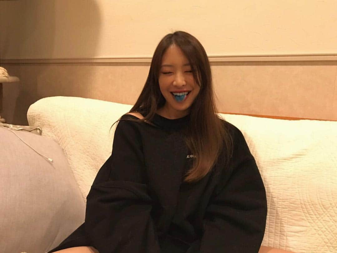 山本真凜のインスタグラム：「Happy Halloween👅🍬🦋🦇 #happyhalloween #halloween #october #oct #blue #candy」