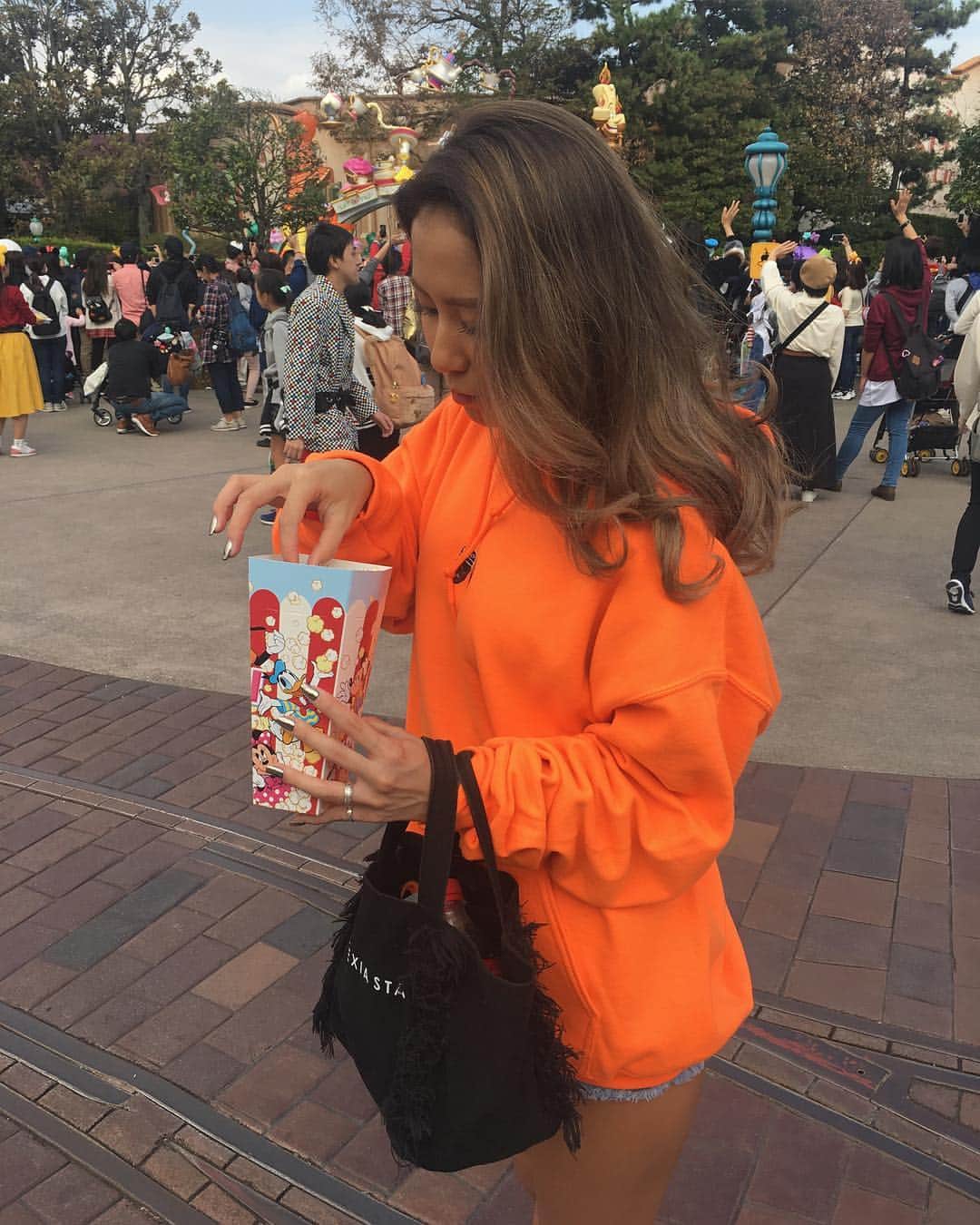 YamanoShiori のインスタグラム：「Tokyo Disney Land🤩🖤🖤 2人とも朝弱すぎて起きれなくて結局着いたのお昼くらいで乗り物2つしか乗ってないし最初から最後までマイペース過ぎたけど楽しかったるいちゃん運転ありがとう🧡」