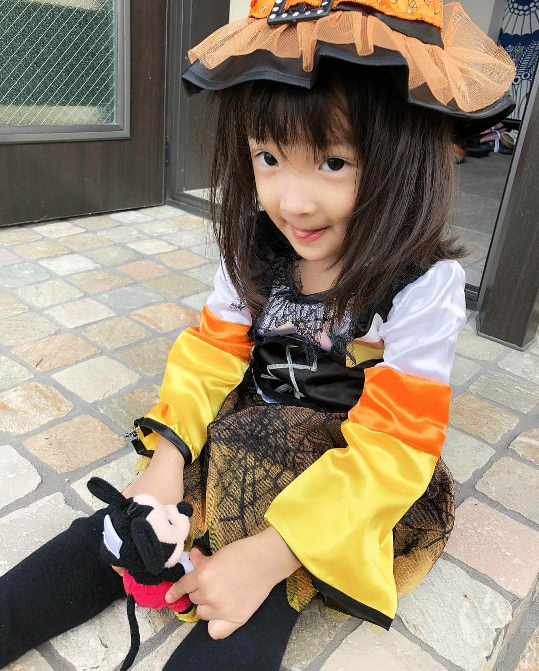 宇佐美蘭さんのインスタグラム写真 - (宇佐美蘭Instagram)「スクールで、ハロウィンパーティーでした💓﻿ 魔女が好き🧙‍♀️と言っていたので、魔女っ子に変身♡仮装した子どもたちが皆可愛くて可愛くて…癒された☺️﻿ #魔女っ子#ハロウィン#trickortreat#halloween」10月31日 21時48分 - usamiran_official