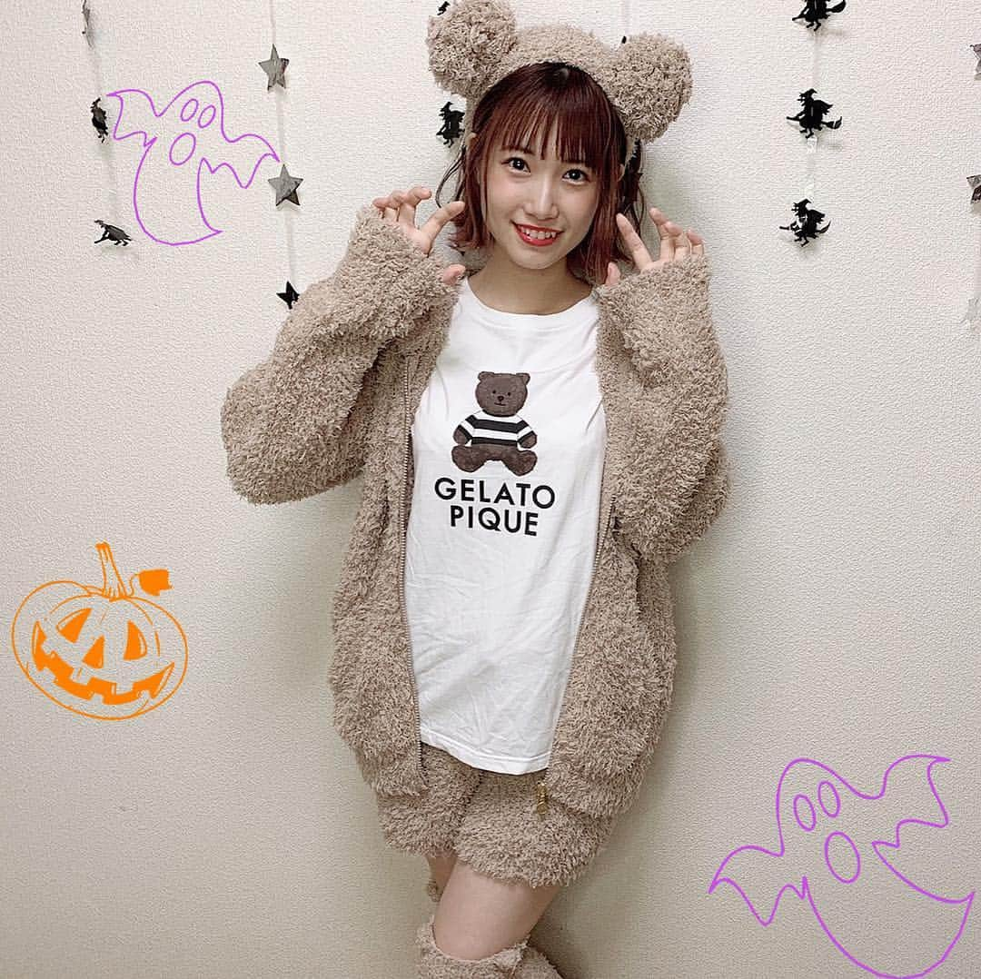 朝長美桜さんのインスタグラム写真 - (朝長美桜Instagram)「HAPPY HALLOWEEN🎃﻿ ﻿ Trick or Treat👻﻿ ﻿ ハロウィンは、﻿ おうちで可愛い仮装して生配信をしていたよ♡﻿ ﻿ 今年の仮装は、﻿ @gelatopique_official さんの﻿ くま🐻になりました💗✨✨﻿ もこもこで可愛い！！！﻿ Tシャツまでくま柄だよ🐻ジェラピケのTシャツはとっても着心地がいいよ🙆‍♀️﻿ ﻿ ヘアバンドが可愛いよね〜💗大きい！！！﻿ ﻿ ﻿ みんなは、どんな仮装したの？？☺️﻿ ﻿ #halloween#happyhalloween#trickortreat#ハロウィン#トリックオアトリート#ハロウィン仮装#ハロウィンコスプレ#コスプレ#ジェラピケ#ジェラートピケ#ジェラピケくま#クマ#くま#gelatopique#ベア#テディベア」10月31日 21時52分 - miochan_0517