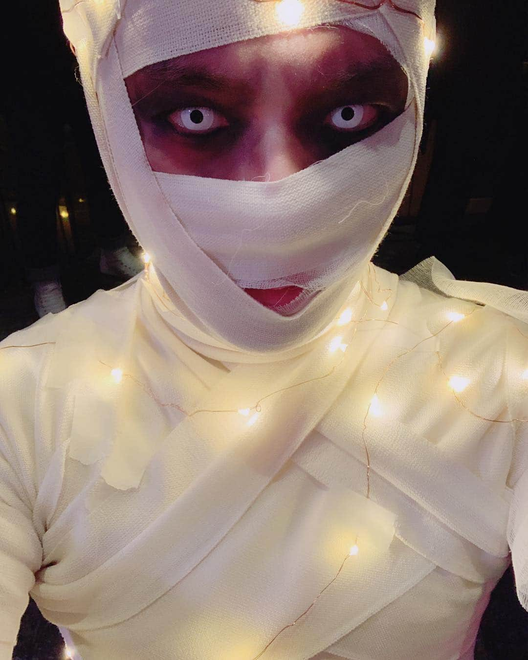 ベクヒョンさんのインスタグラム写真 - (ベクヒョンInstagram)「반딧불과미이라🎃 #halloween」10月31日 22時13分 - baekhyunee_exo