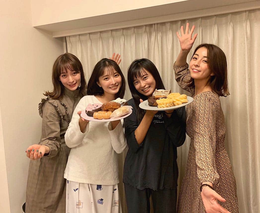 大石絵理のインスタグラム：「Happy Halloweeeen 🎃🍭👻🍪🍫 Who gives us candies 😍😍🤣」
