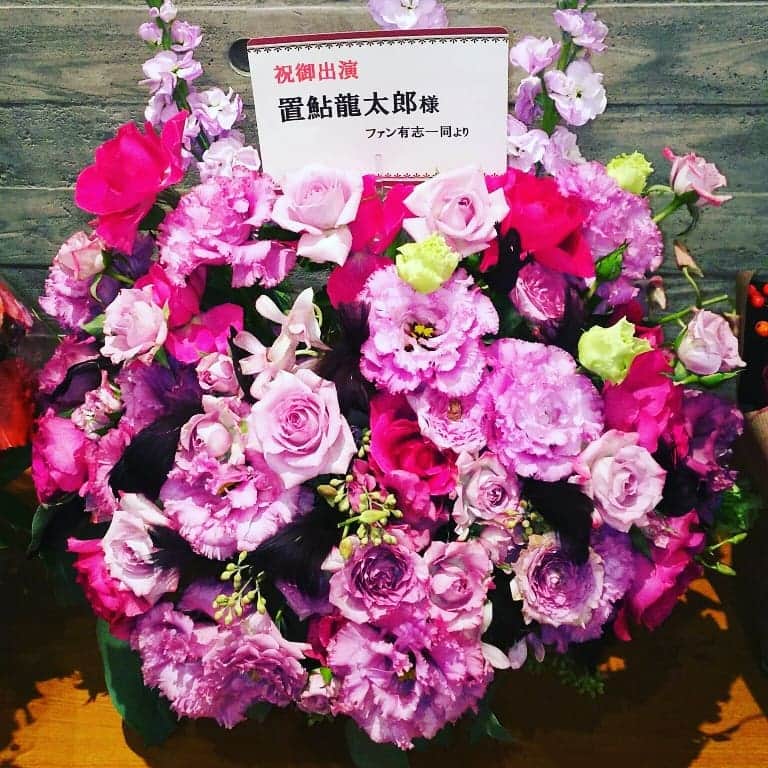 置鮎龍太郎さんのインスタグラム写真 - (置鮎龍太郎Instagram)「公演に際して、素敵なお花もいただきました。  今回も有り難うございます。  なんと！姪っ子甥っ子たちからも(笑)  おっちゃん、嬉しかったで～(^^ゞ  #さよならチャーリー」10月31日 23時02分 - chikichikiko