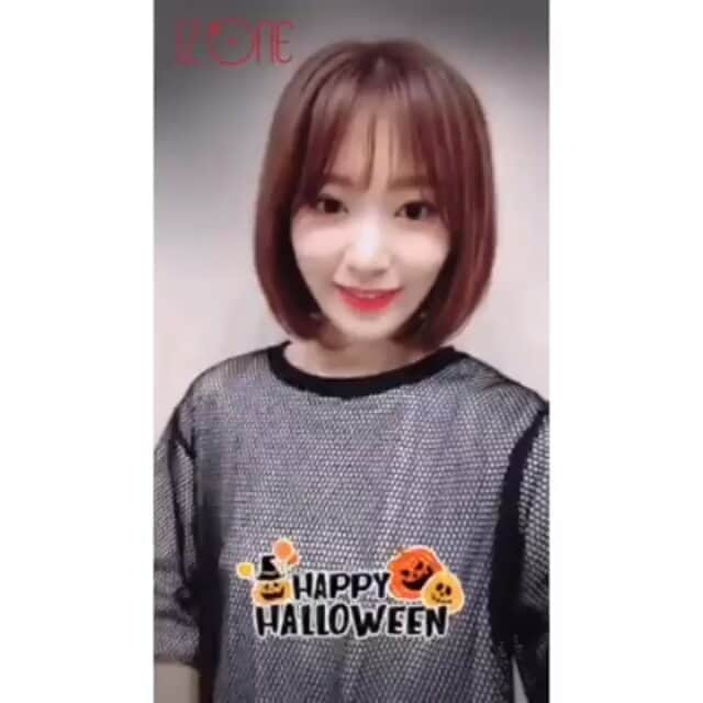 宮脇咲良のインスタグラム：「Happy Halloween 🎃 _ 彼の表情はとても面白い 😂  #halloween  #happyhalloween」