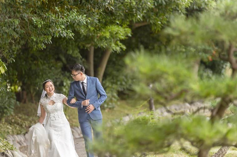 Famarryのインスタグラム：「Pre wedding shoot at a botannical garden in Tokyo. The request was for "Nature Scenery". We wish the young couple much happiness! #YoshihiroHirose 風光明媚な日本庭園にて ーーーーーーーーーーーーーーーーーーーーーーー Book a photoshoot today, wherever you please. Creative. Affordable. The sky’s the limit. Take photos with your life partner, wherever your heart desires. Check out our website! どこでもフォトウェディングの最高の舞台に。もっとクリエイティブに、もっと自由に。最安値で理想の撮影を実現。 国内、海外の700人以上のプロフォトグラファーが登録。ロケーション、ウェディング当日撮影、ハネムーンフォトも思いのままに。 ーーーーーーーーーーーーーーーーーーーーーーー くわしくは@famarry_jpプロフィールのURLから！ #ウェディング撮影といえばファマリー #出張カメラマン #出張撮影 #前撮り #後撮り #ロケーション撮影 #ウェディングフォト #ウェディングフォトグラファー  #フォトウェディング #ロケーションフォト #結婚写真 #花嫁準備 #結婚 #結婚準備 #写真家 #famarry #ファマリー #weddingphotos #destinationwedding #prewedding #preweddingphotos #weddingphotographer #tokyo #japanesegarden #botannicalgarden #japanphotographer #weddingseason #weddingideas #japan」