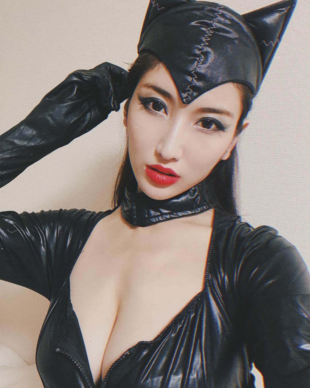 亜里沙さんのインスタグラム写真 - (亜里沙Instagram)「Trick or Treat?💋🖤 #halloween #catwoman」10月31日 23時21分 - alisa_0302