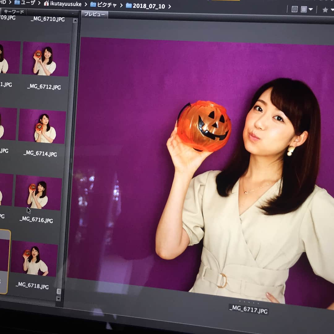 須黒清華のインスタグラム：「もうすぐハロウィン🎃が終わってしまうので… こんな写真を👻笑 今年もテレビ東京女性アナウンサーカレンダーが発売されます‼︎ 発売は11月3日(土)から🎶 よろしければ、おひとつ買って頂けるととても喜びます😊✨ @norikofukuda212 との写真はこの撮影の時のものでした〜✨ #テレビ東京 #テレビ東京アナウンサー #カレンダー2019 #11月3日発売」