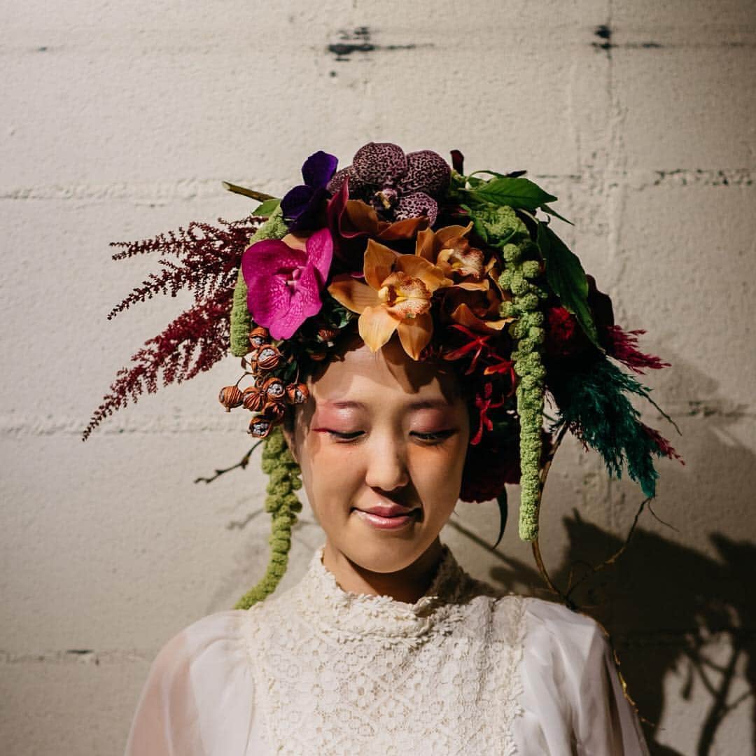 【CRAZYWEDDING_大阪支社】のインスタグラム：「. ▼△ ▼△ ▼△ ▼△ ▼△ ▼ CRAZY WEDDING WEST 🎃ハロウィンイベント🎃 ▼△ ▼△ ▼△ ▼△ ▼△ ▼ . 【Halloween Parade】 新郎新婦と共に、新しいハロウィンを祝おう！！ . 《日時》 2018.10.31(wed) 20:10-22:00 . 《場所》 心斎橋周辺 . 《メインエリア》 三角公園・ビックステップ前・道頓堀 ※メインエリアにてドレス姿の新郎新婦と一緒に写真を撮ることができます！ . 《概要》 CRAZY WEDDINGで式を挙げられた新郎新婦様に協力いただき、本物のウェディングドレス姿でパレードを行います！！ 当日一緒に写真を撮っていただいた方に、ハロウィンならではの大人可愛い仮装アイテムをプレゼント！！ . Halloween Parade Produced by CRAZY WEDDING @crazy_wedding @crazyweddingwest  Photo by JUNO inc/@juno_inc.creative_team  Shimizu Hiroshi @simizu_photo Akihiro Ohta / @akihiro_ohtas_photo Ryoko Fukuhisa / @ryoko_f Florist by Satoshi Iida/ @iida.satoshi Flower by LUVONICALflowerworks / @luvonical_flowerworks Hair make by  Hiromi Takenaka / @hairandmakehumm Asami Tanoue / @asamitano Saori Okamoto / @saori.hairmake0108  Dress by TAKAMI BRIDAL / @takamibridal_costume . #大人ハロウィン#本物の新郎新婦#ウェディングドレス仮装#ハロウィン#Halloween#新しいハロウィンを祝おう#ハロウィンを祝おう#crazywedding#結婚式に自由を」