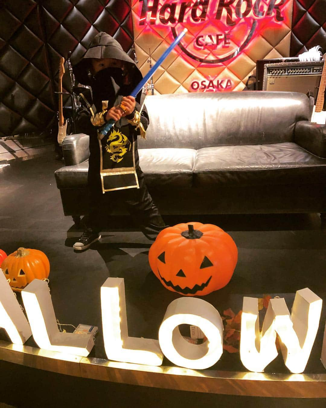 伊藤みくさんのインスタグラム写真 - (伊藤みくInstagram)「ハロウィンパーティ2018🎃👻🎃 @mika67  のメイクで  本格派ゾンビポリスに💓  息子は忍者になりました😘  楽しかった👻 トリックor トリート💓  #halloween」10月31日 23時40分 - miku90210