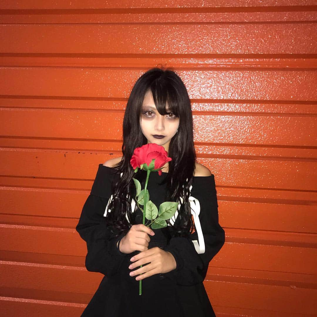 仲江祐菜のインスタグラム：「Black doll🥀 . . #blackdoll #black #girl #jk #happy #halloween #rose #dark #trickortreat #october #love #instafashion #fashion #makeup #instalike #follow #me #ootd #2018 #女子高生 #japan」