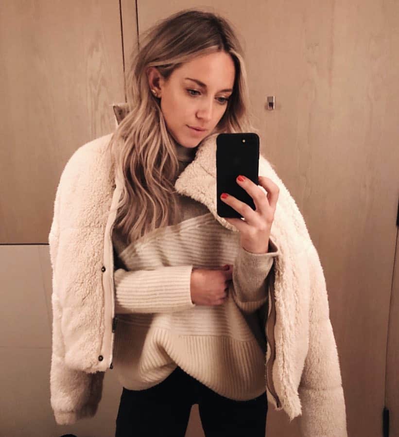 Morgan Parksのインスタグラム：「Not sure which weighs more...the jacket or amount of @batiste_us dry shampoo I have up in this hair 🤷🏼‍♀️」