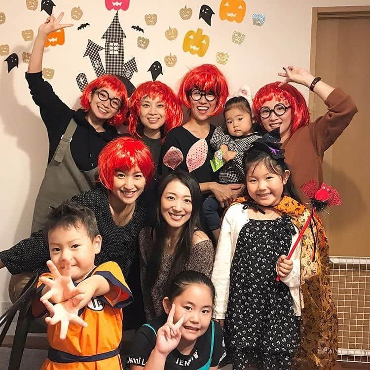 大瀧彩乃さんのインスタグラム写真 - (大瀧彩乃Instagram)「Happy  Halloween🧡🎩🖤🧛‍♀️🧡 マミが帰国したタイミングで早めのハロウィン🎃 こうやって集まれるのは嬉しいー‼︎ #ノザのウォールアートいつも最高🎃 #ごはんですよーみたいな仮装 #ウィッグも前後ろ逆になってても何でもいい #とにかくみんなで仮装したい👯‍♀️ #ユカが参加できたの嬉しい😊 #チェキッ娘 #20周年💋」11月1日 1時11分 - _ayanootaki_