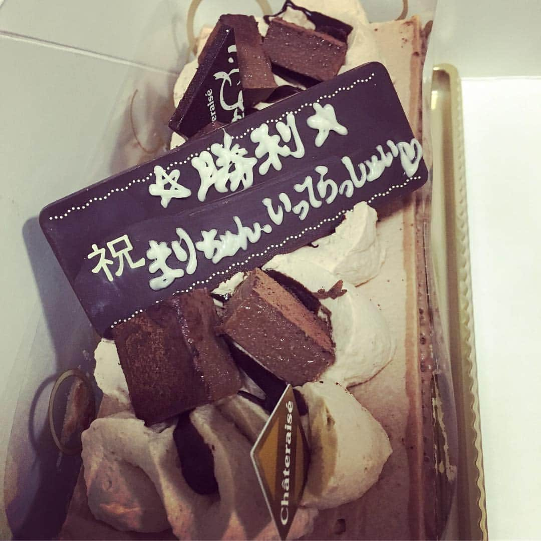 緑川まりさんのインスタグラム写真 - (緑川まりInstagram)「ご報告が遅くなりましたが、ミャンマーに住む為に皆さまに送別していただきました。 . .  可愛いメンバー達に、壮行会をしてもらい、偶然会えたお兄さん達にもご挨拶が出来て良かったです！ . . .  ミャンマーで何が出来るのか、出来ないのか。 「頑張る頑張る。」と言っていた私に 「頑張らずに好きなことをしておいで！もしダメならすぐ帰っておいで」と言ってくれた人達に、笑ってもらえるように。 . . ちょっと、一生ミャンマー住んできますね( ＾∀＾) . . 親友のおがさんの事を、皆さんよろしくお願いします。 . #ミャンマー住みます芸人 #緑川まり #畠山達也 #コマンダンテ石井 #コマンダンテ安田 #小森園ひろし #ヒコロヒー #ビタミンsマイコ さん #ゆこりん #ソフィー #清水ミカ #山本アキコ さん #堀川絵美 #祇園櫻井 さん #ヘンダーソン子安 #ジソンシン下村 #あやつるぽん #紅しょうが稲田 #もりやすバンバンビガロ さん #いがわゆり蚊 さん #カジサック さん #アキナ山名 さん #小笠原佳子」11月1日 1時32分 - midorikawa06