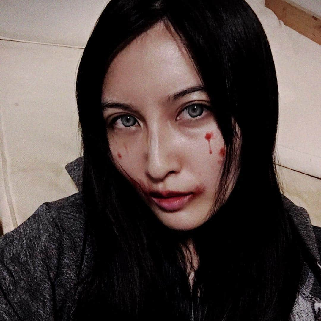 こたばさんのインスタグラム写真 - (こたばInstagram)「.﻿ 今年のこたゾンビです🧟‍♀️﻿ ﻿ お納めください。﻿ ﻿ こたbiohazard🍙﻿🎃 ﻿ #halloween #ゾンビ ﻿#2018」11月1日 1時43分 - 11kotaba11