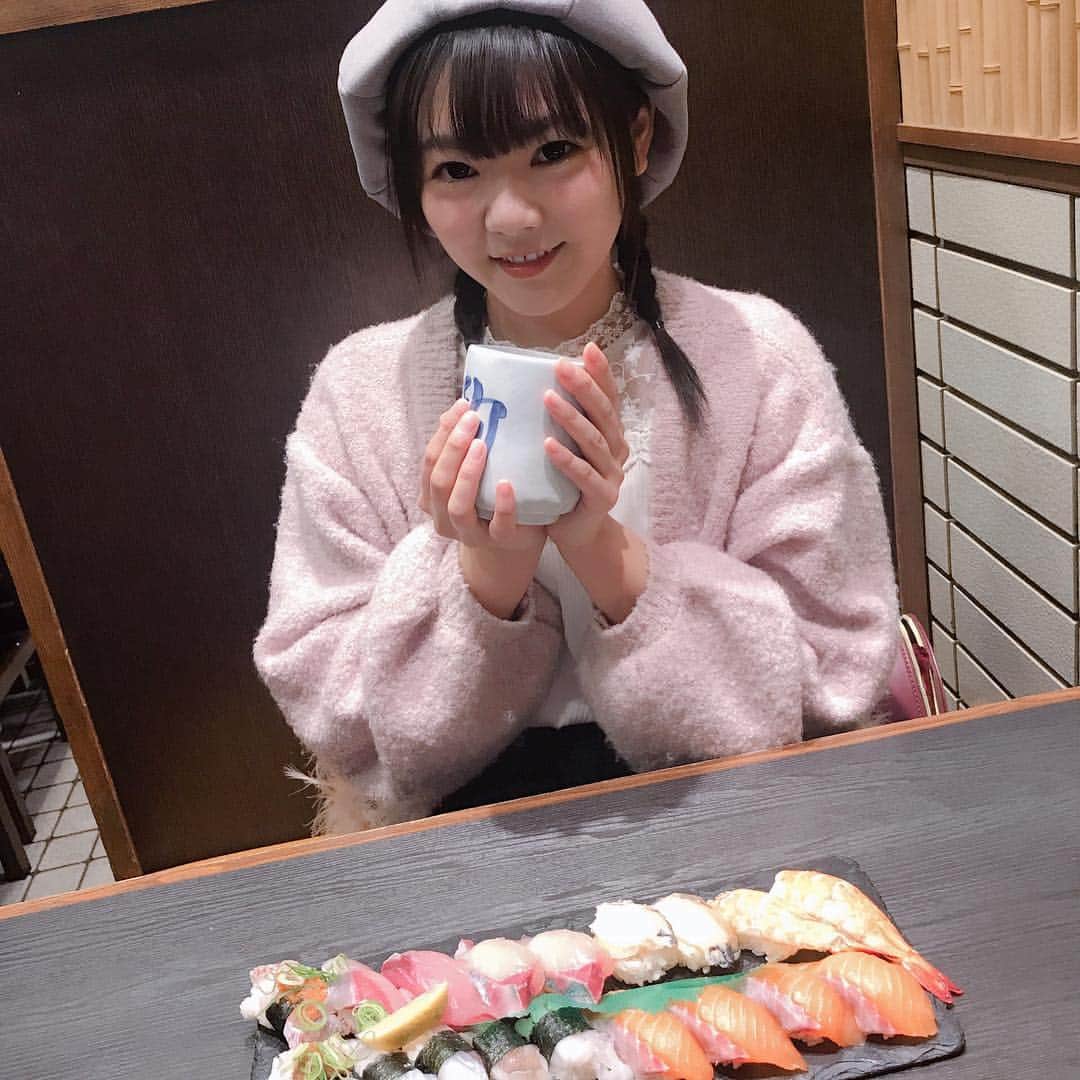 五比桐美憂のインスタグラム：「お寿司を食べました🍣 ホットケーキも食べました🥞  #お寿司 #ホットケーキ」