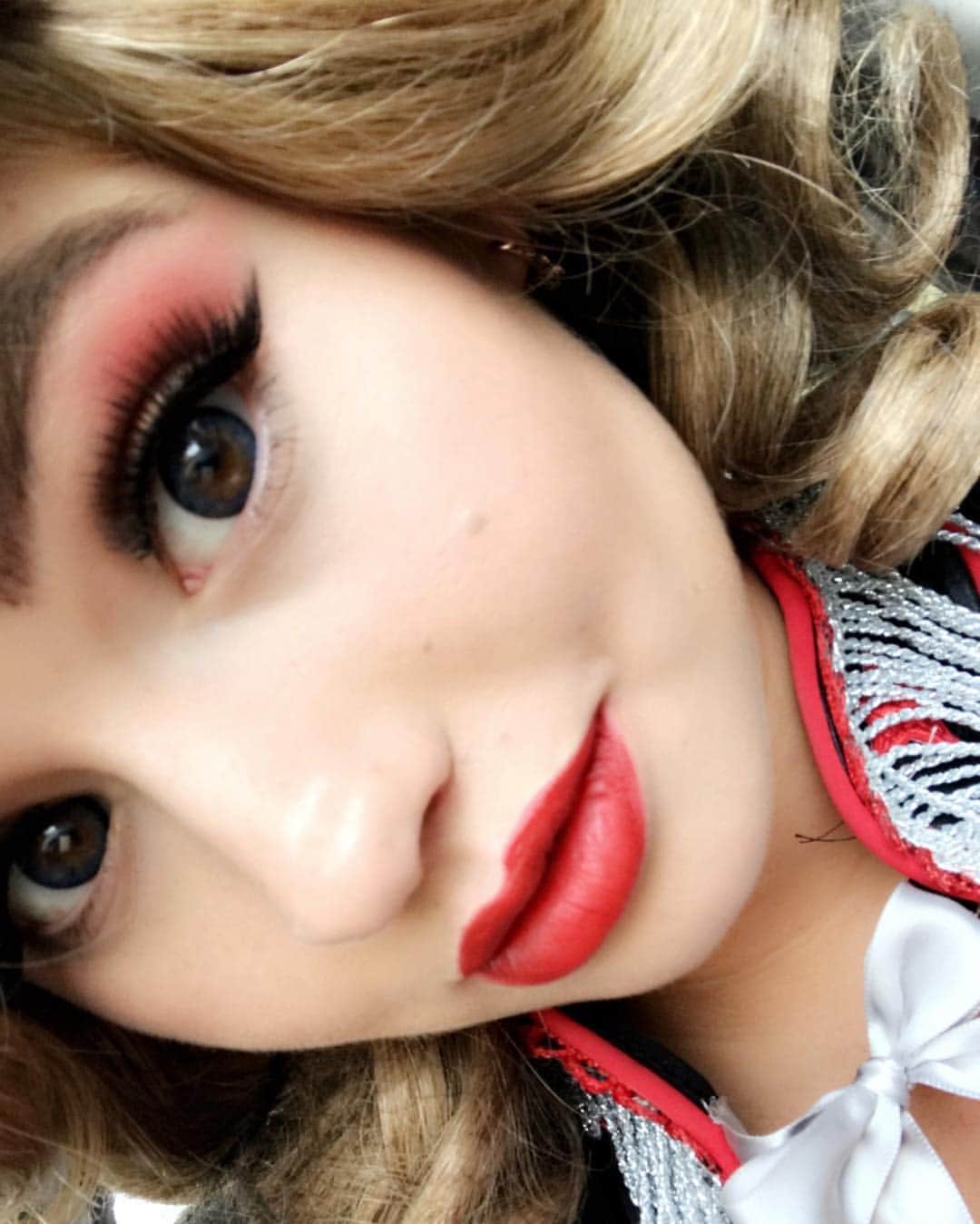 デビー・ライアンのインスタグラム：「Patty wore colored contacts and everything. Full drew barrymore cosplay」