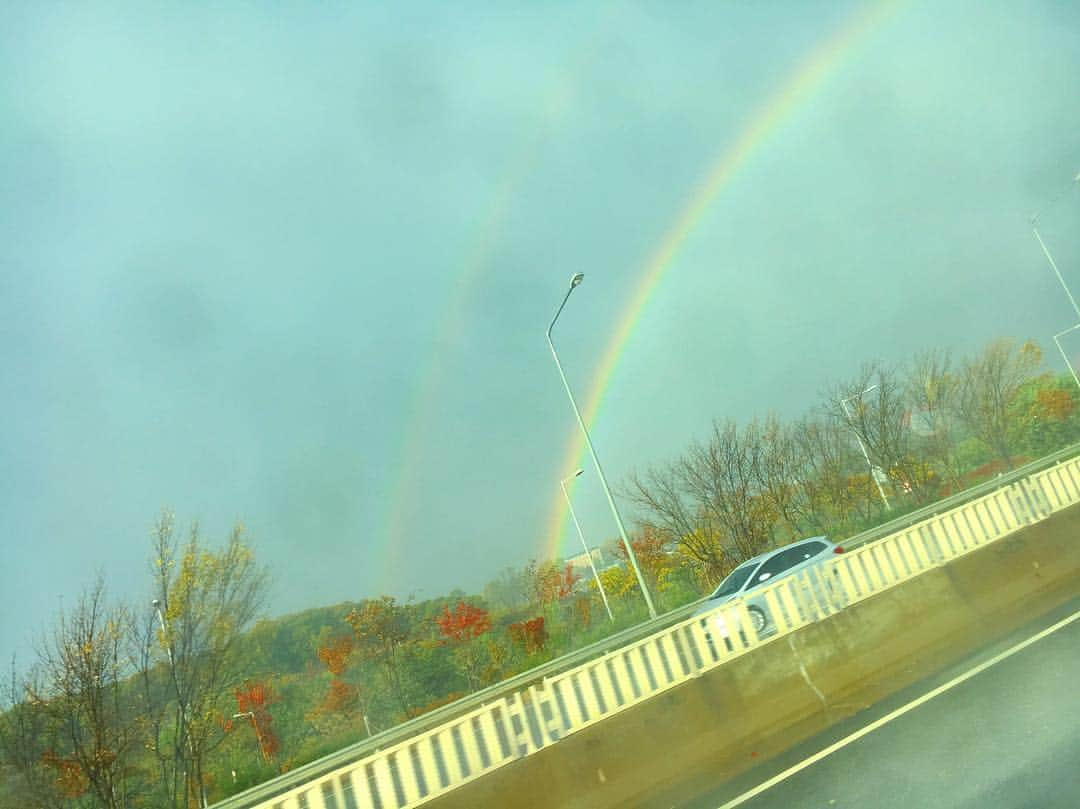 中山絵梨奈のインスタグラム：「🌈🌈 後ろにもうっすら虹☺️ #rainbows #雨上がりの綺麗な空 #虹 #happy」