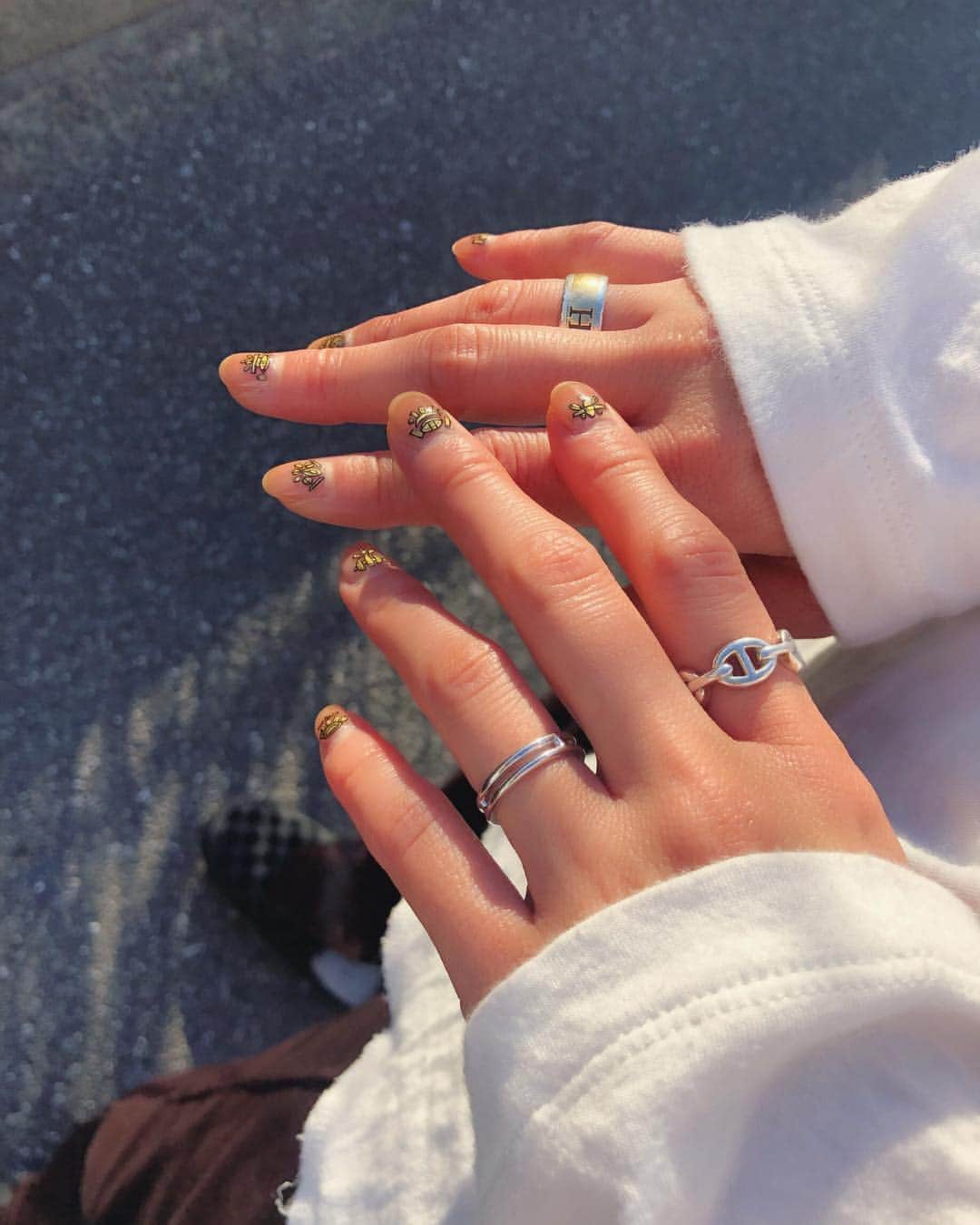 野尻美穂のインスタグラム：「ネイルはいつもの葉月さん @hatsukifurutani  ドレスの写真を見せて、そこからはお任せ😙 ベースは薄く茶色を塗って、ゴールドで柄を描いてもらいました💅 しつこくないけど主張するのが好き。 リングはエルメスにしたよ☺️ #hatsukifurutani #いきなりカジュアルになったよ☺️ #nail #miho__nail  #野尻さんの手元 #miho__wedding」
