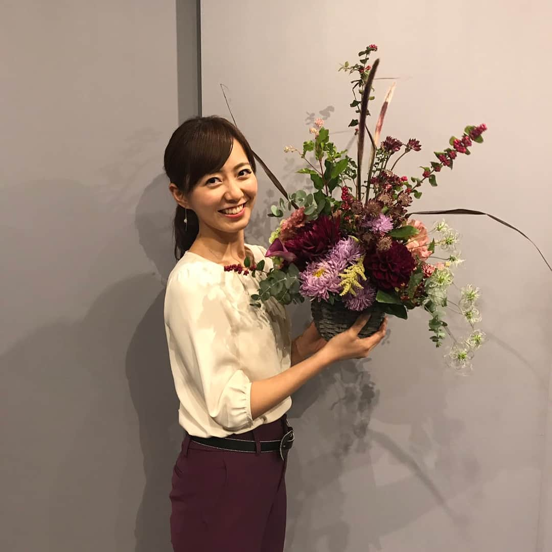 内田嶺衣奈さんのインスタグラム写真 - (内田嶺衣奈Instagram)「先日母の友人がひらいているフラワーアレンジメント教室にお邪魔してきました☺️💐 初めてのフラワーアレンジは本当に本当に難しくて！ 自由にやってみてと言われ、自由にやったものの… 芸術は爆発だ💥 何度もこの言葉が頭をよぎりました。笑。  そのまさに言葉通り爆発した私の作品に、 先生の魔法の手が沢山加わり、素敵な作品に…☺️💕笑  綺麗なお花に囲まれ癒されたと同時に、 久々に無心になり集中した時間でした＊  #フラワーアレンジメント #奥深い #芸術は爆発だ #ゴッドハンド🤚」11月1日 13時23分 - reina.uchida