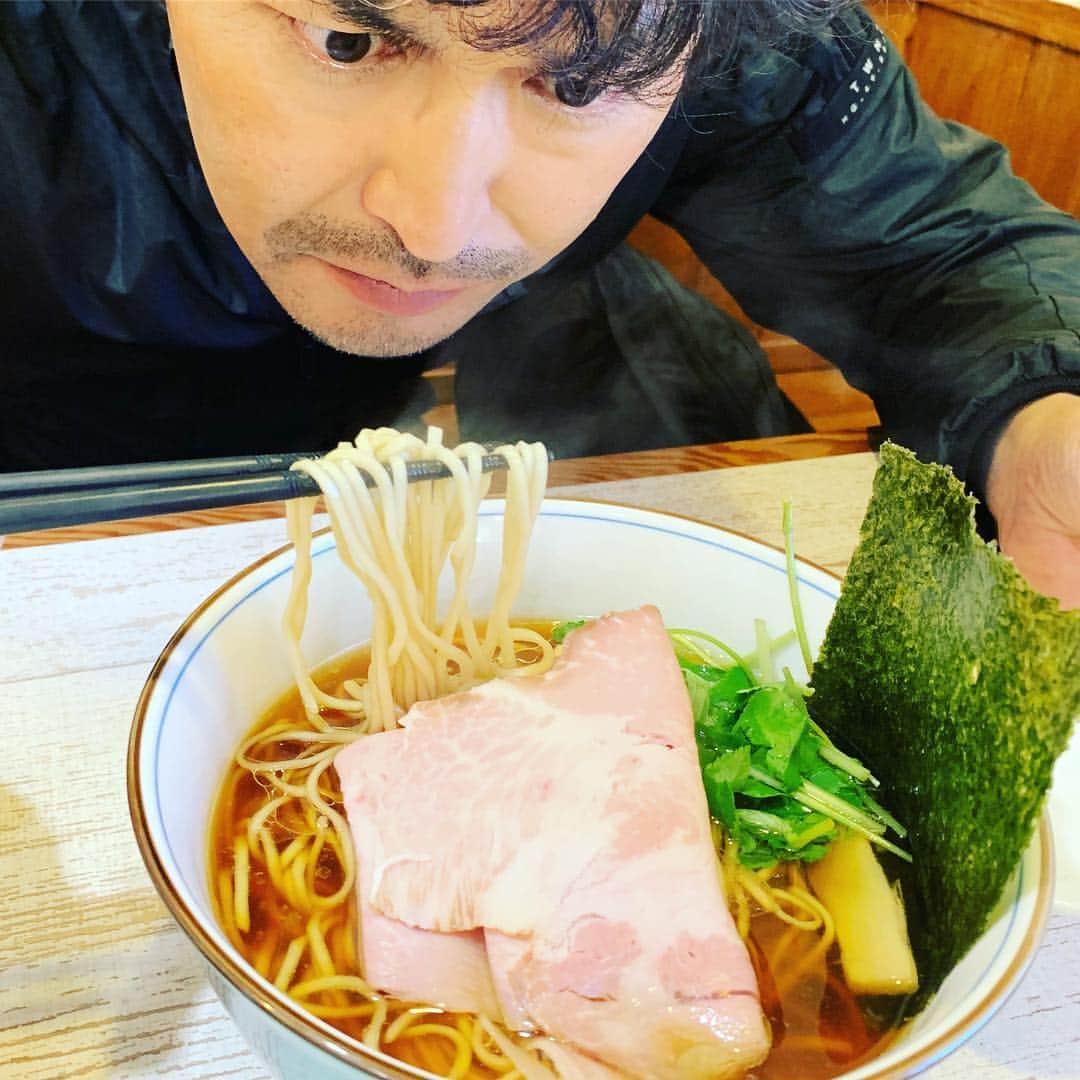 安田顕さんのインスタグラム写真 - (安田顕Instagram)「移動途中に、念願の……。 豚さんと鳥さんのチャーシュー。 スープまで完食してしまいました。 しあわせ^_^ #睨み飯」11月1日 13時48分 - yasu_da_ken