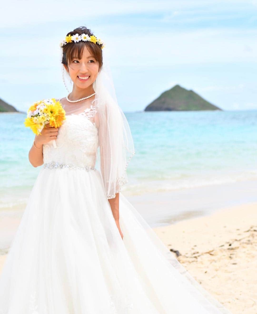 のインスタグラム：「結婚しました(≧∀≦) ウェディングモデルの撮影でもエイプリル・フールでもなく、ハロウィンの仮装でもなく、、、本当に結婚しました。笑  え、、いつの間に！？って感じですよね、、笑笑  そして一体誰と！？っていうのが一番気になると思いますが、お相手は一般人なので顔出しはNGですが、私と同じ34歳の男性です🤗  出会いは今年入ってからで、話せば長くなるので、出会いの話や私が3ヶ月間必死に婚活を頑張ったエピソードなどはまた何かのインタビューとかでお答えしたいと思います。笑笑  私は35歳までに結婚するって決めていたのでギリギリ目標達成！笑  こんな自由奔放な私を受け入れてくれた器の大きい旦那様に感謝です😂✨ 写真は先日ハワイで前撮りしてきました^_^  いつもハワイで撮影してもらうときにお願いしているカメラマンyujiさんに今回も撮ってもらいましたよー(^^) 素敵な写真がいっぱいだぁ〜💕 来年1月にハワイ挙式もするので今から楽しみがいっぱいです★  これからも変わらずお仕事は続けていきますので引き続き応援宜しくお願い致します😆」