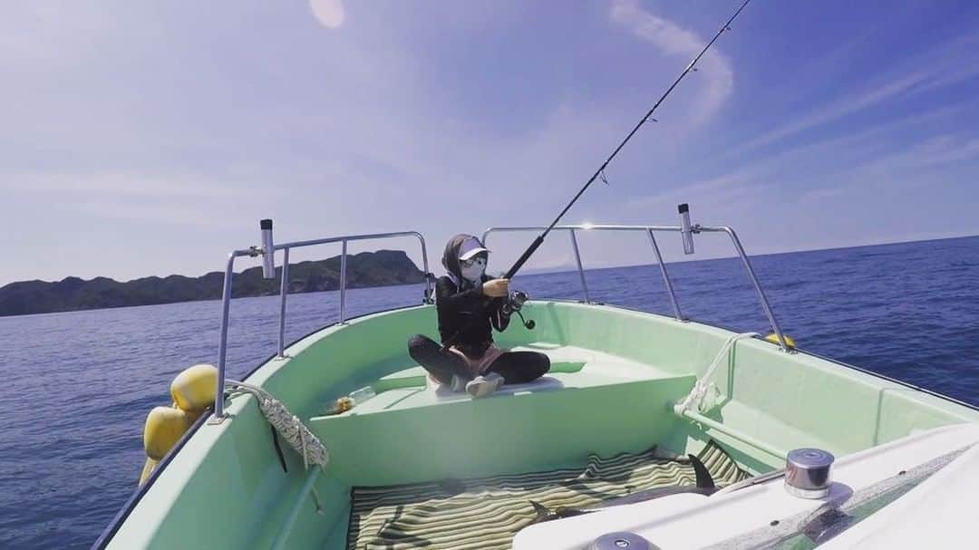 スーパーナブラのインスタグラム：「． ． 長く続いたマグロ釣り編のおまけ映像 ． 50㎏〜100㎏のマグロだと勘違いして 電気ショッカーで失神させたのですが 釣れたマグロは予想を下回るサイズで 電気ショックから回復しつつあります 意識が戻ったら海に帰してあげますね 夢を見させてくれたマグロのおもいで ． YouTubeに与那国島ひとり旅の様子を 1GBも使って投稿してやりました😊 アカウント YouTube → supernabura (珍しく長い動画です✨) ． #マグロ#青森#奇跡#東北#北海道 #発見#感動#驚き#自然#バス #ブラックバス#バス釣り#カメラ初心者 #写真#風景#景色#一眼レフ#東京#遊び #旅行#観光#おでかけ#女子旅#温泉#旅 #京都#鮨#海鮮丼#釣り#釣りガール」