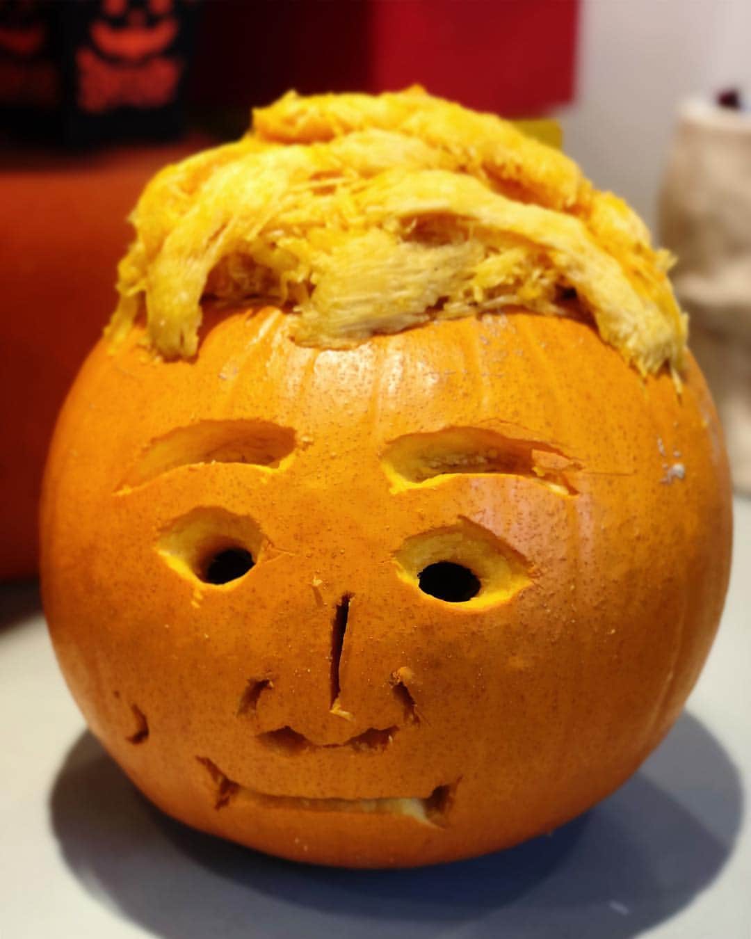 ダニエル・ハウウェルのインスタグラム：「the empty man with a dimple - self portrait in pumpkin 2018」