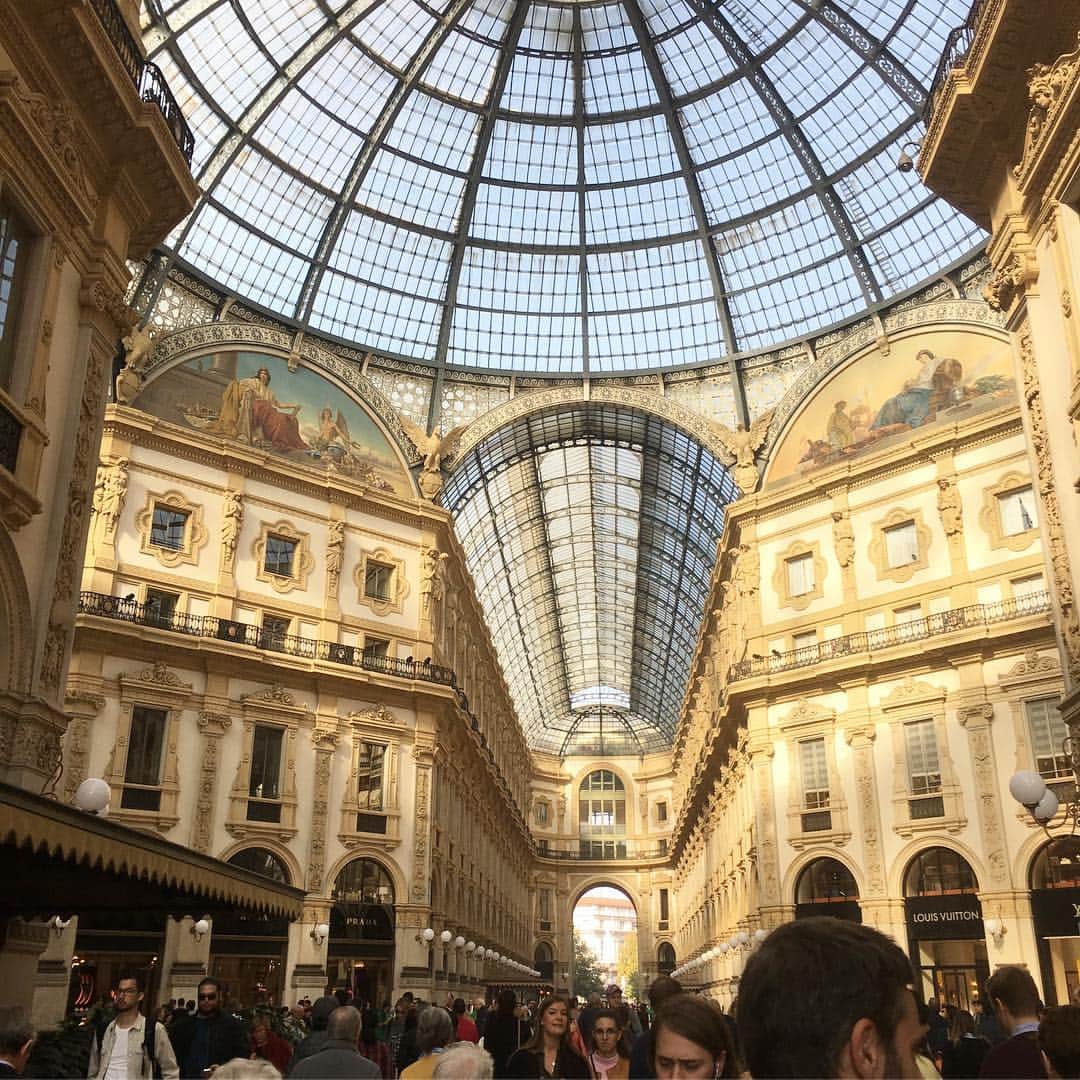 堀加奈子のインスタグラム：「ミラノ🇮🇹続き〜 . ガリレア綺麗すぎた🌟ミラノを代表する近代建築１８６０〜１８７０年代に建てられたものだとは思えない😵 . 世界一綺麗なショッピングモールじゃないかな✨ . PRADA本店前にて記念に📸 . #milano #galleria #galleriavittorioemanuele #prada  #italia #必ずまた来ます」