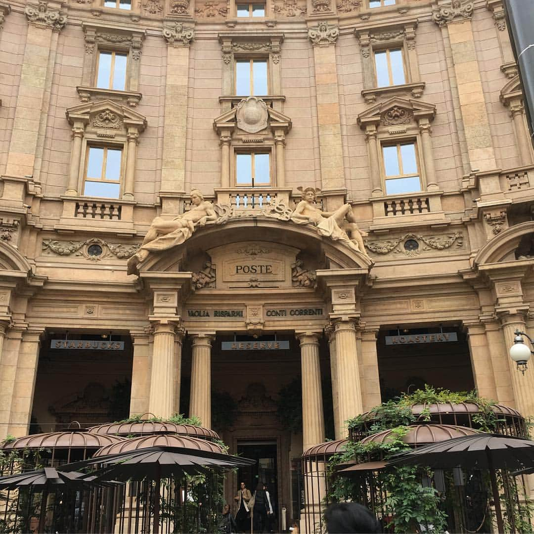 堀加奈子のインスタグラム：「Starbucks☕️ イタリア🇮🇹初店舗🌟 . 見所が沢山あるので、想像以上に楽しかった💕 .  #starbucksmilano #オシャレすぎ」