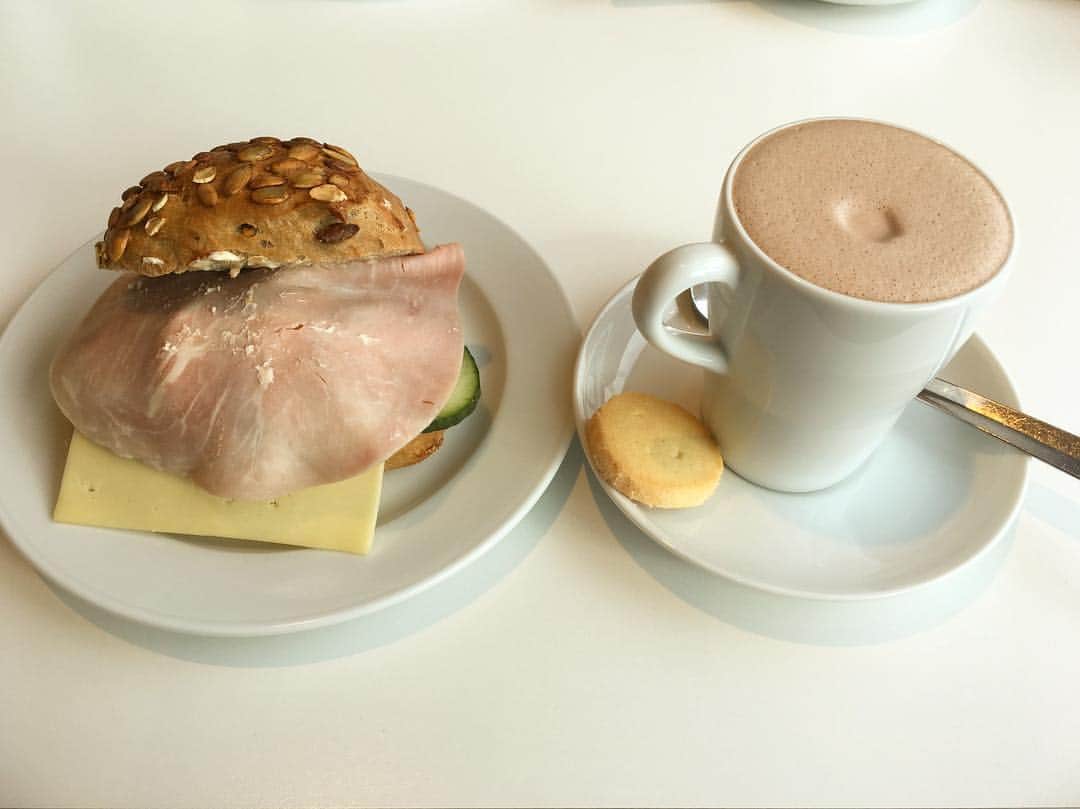 堀加奈子のインスタグラム：「帰国前のドイツ🇩🇪は日曜日 . カフェ☕️くらいしか💦やってない . 不便なこともありそうですがそんな休日の過ごし方が羨ましく感じた最終日☺️ . 頑張って仕事して！また行こう🌟 . 長い間お休みを頂きありがとうございました❤️ . #germany🇩🇪 #italia🇮🇹 #また行きます」