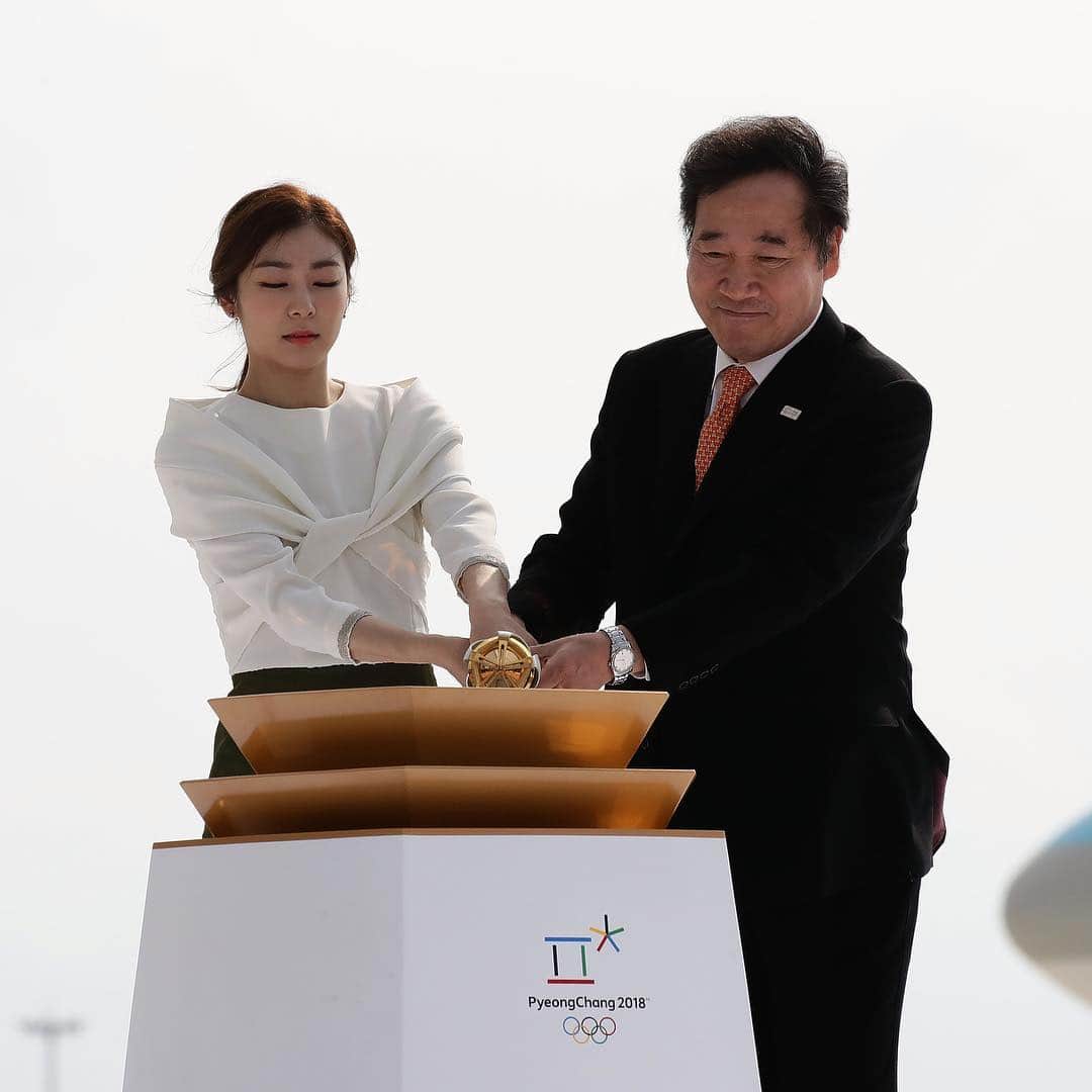 平昌オリンピックさんのインスタグラム写真 - (平昌オリンピックInstagram)「One year ago today(November 1st, 2017), the Olympic Flame arrived at Incheon Airport and started the 100-day journey to the #PyeongChang2018 #Olympic Winter Games. 1년 전 오늘(11월 1일), 인천에 올림픽 성화가 도착했습니다.  ㅇ 도종환 문화체육관광부 장관, 이희범 #2018평창 조직위원장, #김연아, #션, #인순이 홍보대사 등이 특별기를 통해 성화와 함께 도착 ㅇ 피겨스케이팅 유영 선수가 첫 번째 성화 봉송 주자로 나서며 100일간의 여정이 시작 ㅇ 홍보대사이자 가수 #빅뱅 의 #태양 은 #올림픽 응원곡 <LOUDER> 발표」11月1日 10時11分 - gangwon2024