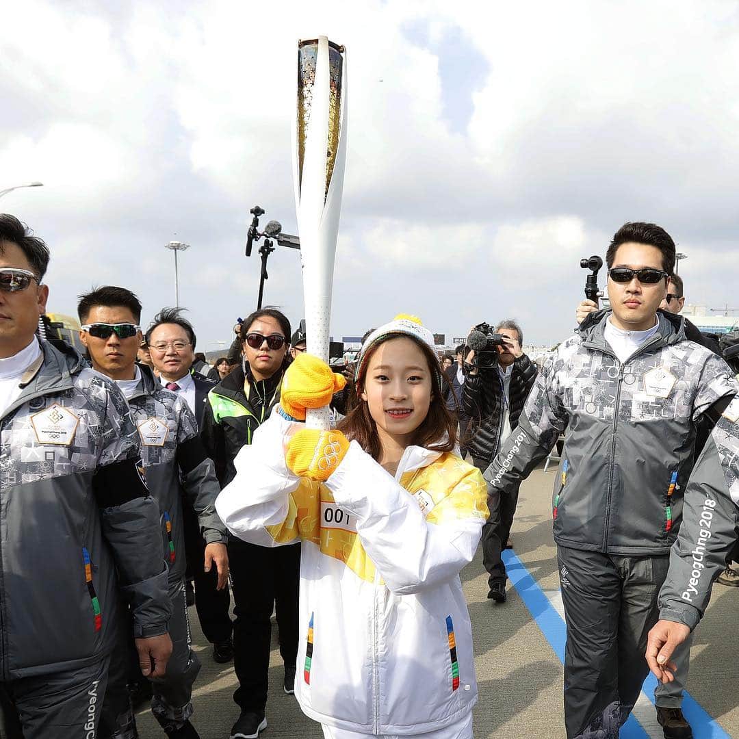 平昌オリンピックさんのインスタグラム写真 - (平昌オリンピックInstagram)「One year ago today(November 1st, 2017), the Olympic Flame arrived at Incheon Airport and started the 100-day journey to the #PyeongChang2018 #Olympic Winter Games. 1년 전 오늘(11월 1일), 인천에 올림픽 성화가 도착했습니다.  ㅇ 도종환 문화체육관광부 장관, 이희범 #2018평창 조직위원장, #김연아, #션, #인순이 홍보대사 등이 특별기를 통해 성화와 함께 도착 ㅇ 피겨스케이팅 유영 선수가 첫 번째 성화 봉송 주자로 나서며 100일간의 여정이 시작 ㅇ 홍보대사이자 가수 #빅뱅 의 #태양 은 #올림픽 응원곡 <LOUDER> 발표」11月1日 10時11分 - gangwon2024