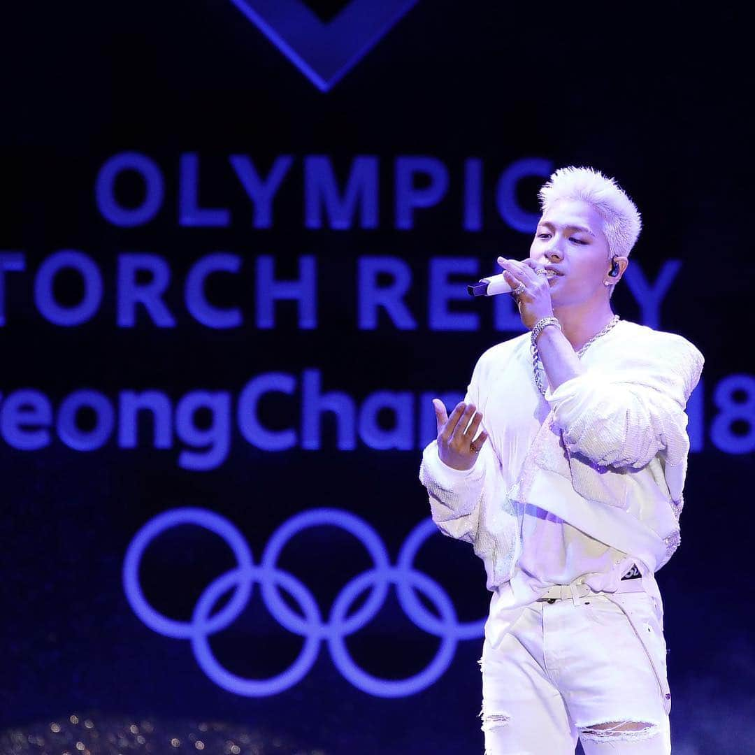 平昌オリンピックさんのインスタグラム写真 - (平昌オリンピックInstagram)「One year ago today(November 1st, 2017), the Olympic Flame arrived at Incheon Airport and started the 100-day journey to the #PyeongChang2018 #Olympic Winter Games. 1년 전 오늘(11월 1일), 인천에 올림픽 성화가 도착했습니다.  ㅇ 도종환 문화체육관광부 장관, 이희범 #2018평창 조직위원장, #김연아, #션, #인순이 홍보대사 등이 특별기를 통해 성화와 함께 도착 ㅇ 피겨스케이팅 유영 선수가 첫 번째 성화 봉송 주자로 나서며 100일간의 여정이 시작 ㅇ 홍보대사이자 가수 #빅뱅 의 #태양 은 #올림픽 응원곡 <LOUDER> 발표」11月1日 10時11分 - gangwon2024