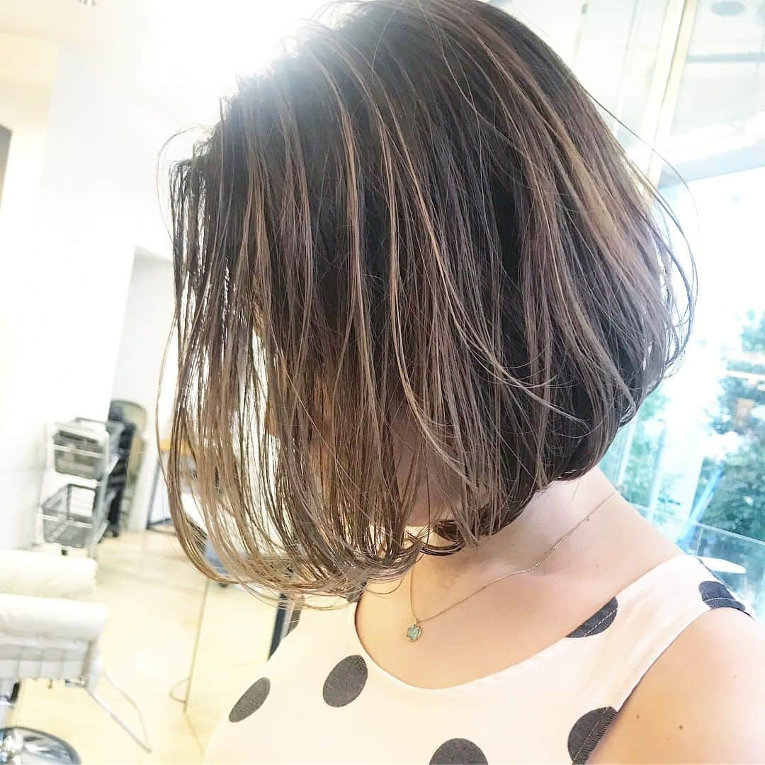 マテリア公式アカウントのインスタグラム：「* 【MATERIA × 3 Salons Create】 上品大人系highlight gradation ・ 使用色はこちら👇 #マテリア アッシュ、メタリック、アッシュベージュ ・ ハイライトは細かく、枚数多めに。 色落ちしても抜群にキレイ✨✨ ・ ・ 🍁🍁🍁🍁___________________ 様々なカラーデザインのレシピを @materia_lebel HPにて絶賛ご紹介中📽✨ プロフィールにURL貼り付けてます💨 ___________________🍁🍁🍁🍁 ・ ・ by suburbia @suburbia_hair_tokyo * * #マテリア #materia  #ヘアカラー #haircolor  #外国人風カラー  #ヘアカラーアッシュ  #アッシュベージュカラー  #ボブ #ワンレンボブ #内巻きボブ  #ハイライトカラー #highlightcolor  #グラデーションヘアー #gradationhair  #サロンカラー #saloncolor  #デザインカラー  #color #hair #fashion  #美容師さんと繋がりたい  #美容学生と繋がりたい  #美容 #beauty #美容師  #ルベル#lebel  #タカラベルモント  #takarabelmont  #suburbia」