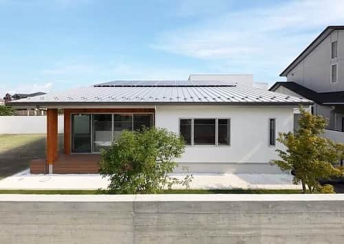 feve casaのインスタグラム：「外観は完全な平屋に見えますが、一部にスキップフロアの書斎スペースと小屋裏がある、階層を楽しめる家。 緩やかな勾配天井と間仕切りのない空間のリビングは開放感を満喫できます。 パッシブデザインを取り入れたシンプルで美しい屋根が印象的です。 #フェブカーサ #家づくり #木造住宅 #icocochi #渋沢テクノ建設 #スキップフロア #一戸建て新築 #前橋市 #マイホーム計画」
