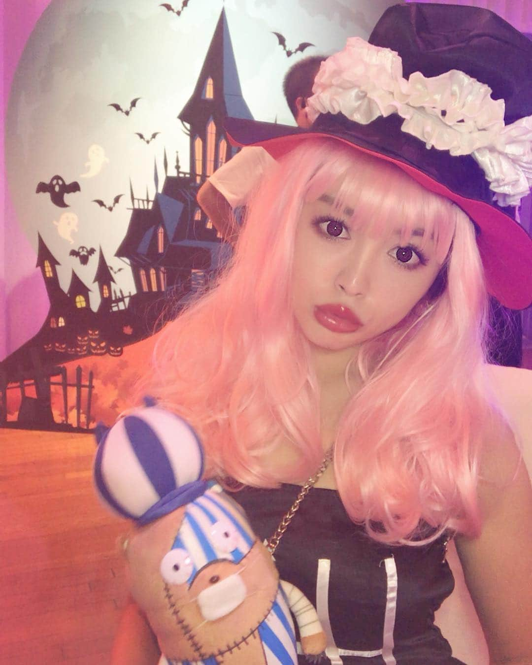 板橋瑠美さんのインスタグラム写真 - (板橋瑠美Instagram)「ペローナ  Halloween💋 ・ 昨日ペローナ  をなぜしたかというと、、、 私の配信してるアプリ17で 香港、台湾、日本の代表戦がありまして、  この日に着る衣装は、私を応援してくれているファンのみんながワンピース好きが多かったからなんです☻✨ ・ 正直ワンピースあまりわかりませんw だけど、このペローナ  はとても気に入りました❤️ ・ 私はポジティブホーロウをみんなに攻撃するペローナ  になります((((･´ω`･))))！www  とにかく、この代表戦に出れるのにも、 日本で上位に入らないといけないので、この1ヶ月本当に思入れのある濃い1ヶ月でした😭✨ ・ みんなと更に絆が深くなれた一ヶ月でした。 ここまで連れてきてくれたみんなには本当に感謝しかありません。  普段17の事はあまり書かないのですが、 さすがにこのイベントにかける思いは強かったのと、 やっとの事でこの世界戦来れたから♡  台湾や香港のライバーが中国語で目の前で配信してて、 なんだこの空間は、、、wと圧倒されました。  モデル歴は長いけど、配信歴はまだまだ未熟者なので、別世界は楽しくもあり、新鮮でしたね^_^  人生なんでも経験だね💕  会場で、昔からegg見ててくれて声かけてくれて嬉しかったー❤️ かおるんばちゃん ゆいなちゃんありがとうー😊♡！！ ・ 怒涛の一ヶ月、最高の一ヶ月の幕を閉じました！！！ さ、また今日も笑顔で配信やー❤️ ・ #初ワンピースコス  #Halloween #ハロウィン #ONEPIECE #ワンピース #ペローナ  #クマシー」11月1日 11時30分 - rumi_official_0616