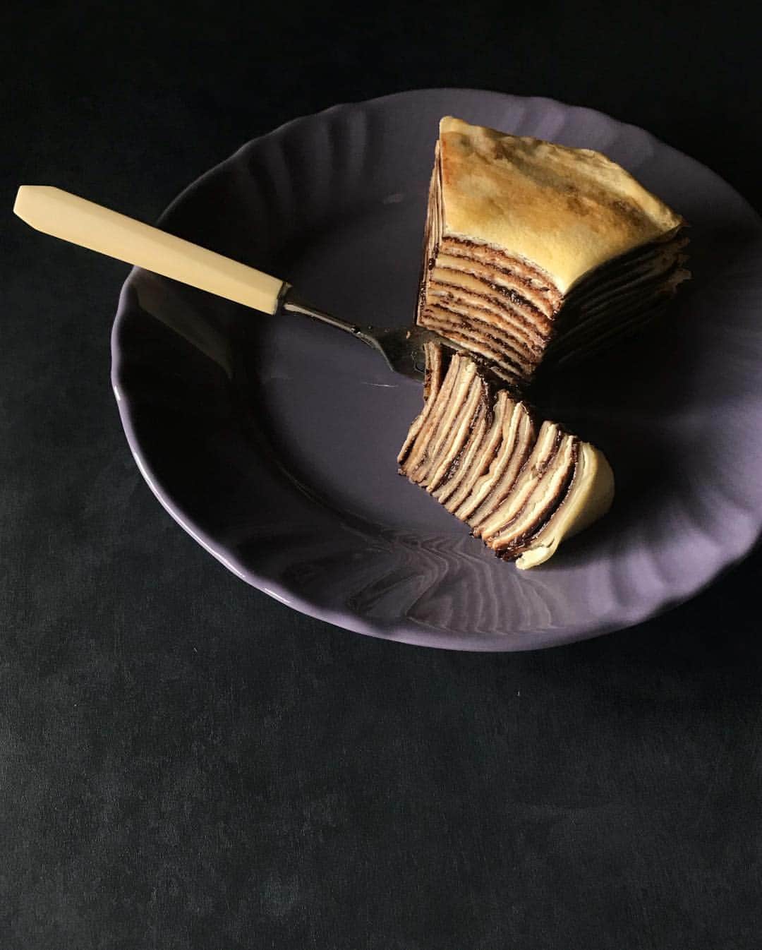福田淳子さんのインスタグラム写真 - (福田淳子Instagram)「オレンジページ秋のパン&スイーツ号でしましまミルクレープを紹介しております。「カルディコーヒーファームのアレ、使ってみた」コーナーです。今回はウィターズのダークチョコレートスプレッド。チョコレートにヘーゼルナッツのペーストも入ってて、濃厚でおいしい。生クリームと順番にはさんでおります。 今回は他にもパンやスイーツのレシピがたくさん！お菓子作り好きな人はぜひチェックしてみてください。ほかのページでカレンダーの紹介もしていただいております。  #カルディ #ミルクレープ #しましまミルクレープ #オレンジページ #オレンジページスイーツカレンダー」11月1日 11時54分 - junjunfukuda