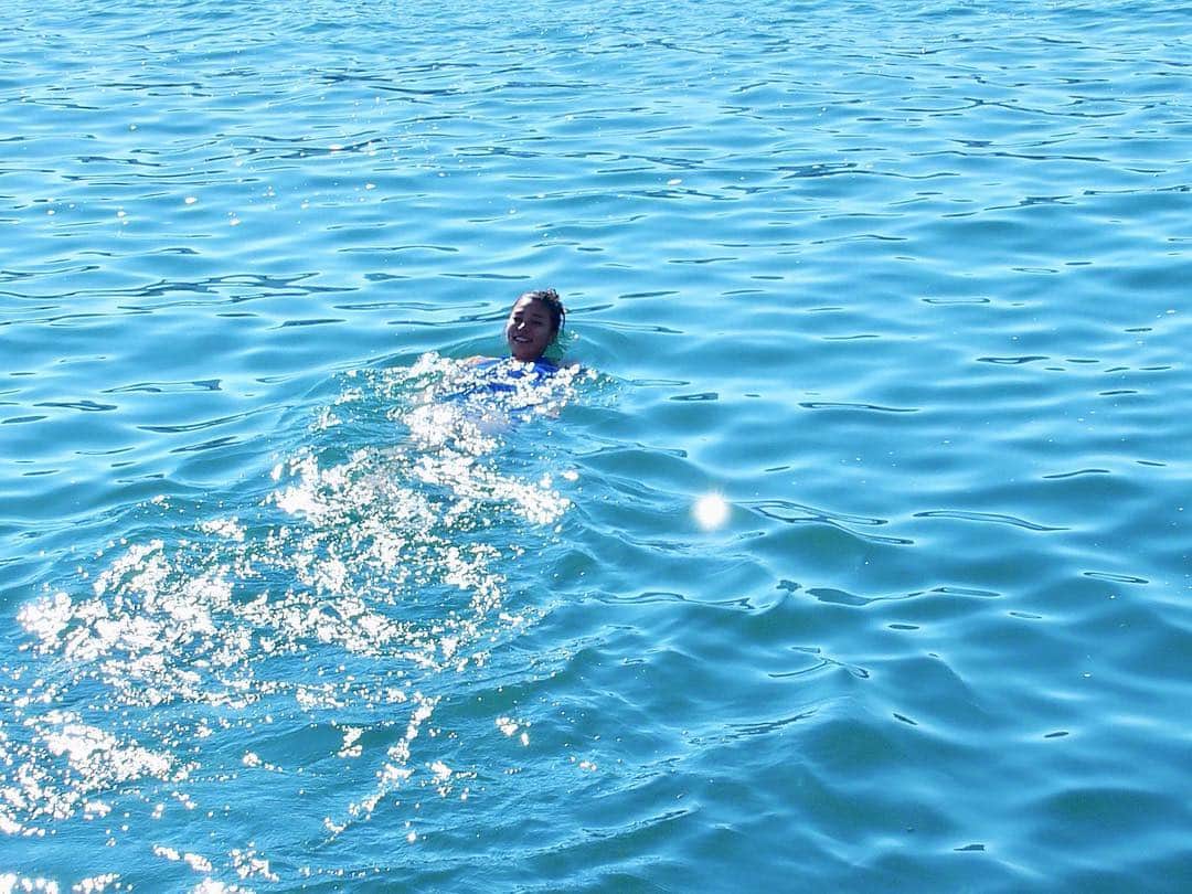 朝日放送「朝だ！生です旅サラダ」さんのインスタグラム写真 - (朝日放送「朝だ！生です旅サラダ」Instagram)「@aiaoki_official  #チューリッヒ湖 は #アルプスの雪解け水 でできているので、ミネラル豊富🧚🏻‍♀️💙✨ 潜ると白っぽいグリーンでとても神秘的でした🧜🏻‍♀️💚 湖は魚の他に白鳥が泳いでいたり。。🐟 リアル白鳥の湖ですね😏💙笑 #ウトケ湖水浴場 は、ロッカールームやサウナ、カフェなどの施設も充実していました😌✨ 街の中にこういう場所があると、ふらっと行けるのでいいですね🏖💕 _ #泳いでみた #神秘的 #白鳥もいたよ #マーメイド #SeebadUtoquai #湖水浴場 #サンテラス #日光浴エリア #ダイビングボード #チューリッヒ #Zürich #スイス #Switzerland  _ #ABCテレビ #朝日放送テレビ #朝だ生です旅サラダ #旅サラダ #旅サラダガールズ  #8期生 #青木愛  #シンクロ 今は #アーティスティックスイミング #元日本代表 #海外 #旅  #travel #trip」11月1日 12時07分 - tabisalad
