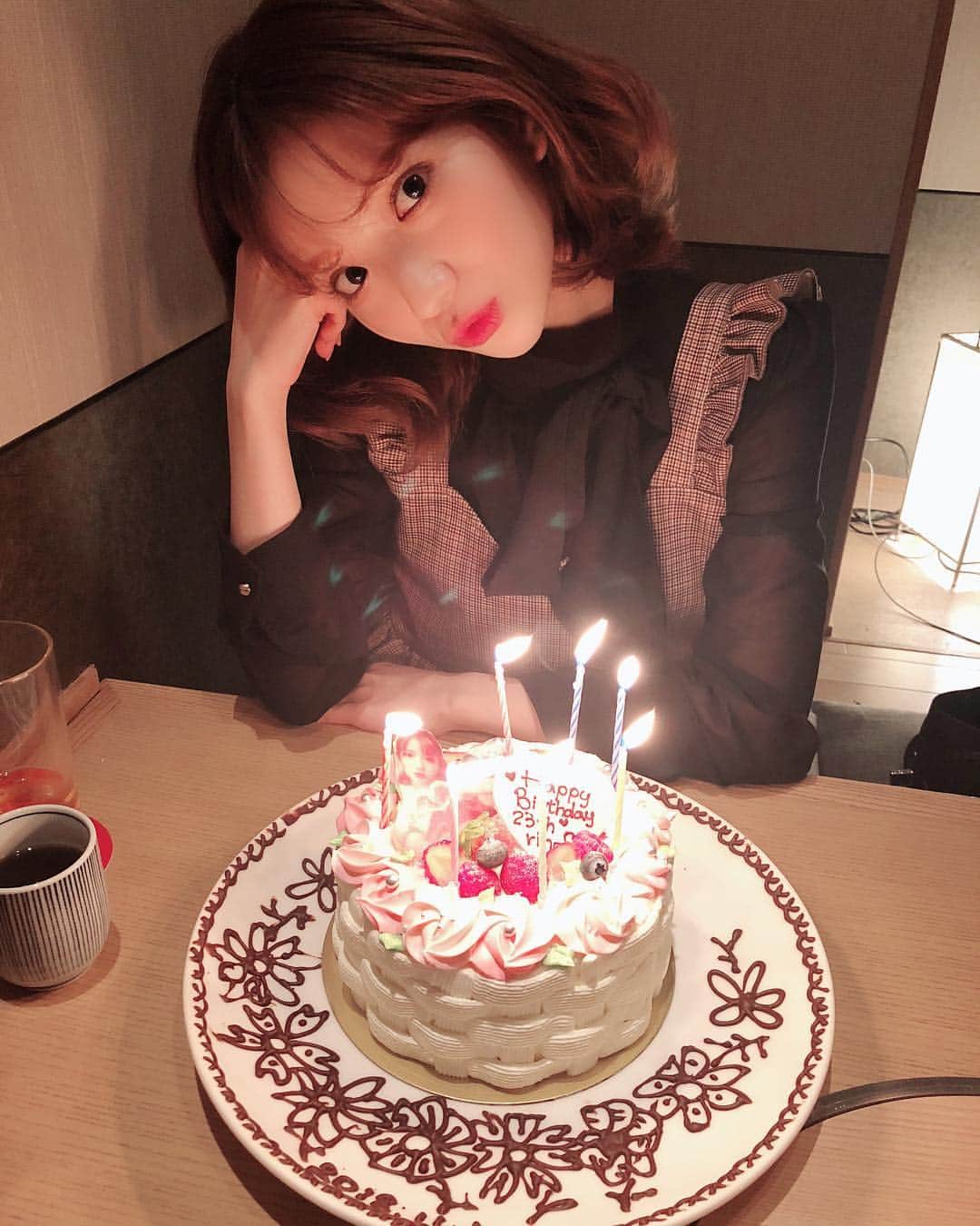 南りほのインスタグラム：「23歳になりました🙈💕 今日は大好きなゆきら🍒がお祝いしてくれたよ🙀💕 美味しいご飯に可愛すぎるケーキまで…🎂 ありがとう😿♥️すき。だいすき。 幸せです、、、👶🏼💋 #mybirthday」